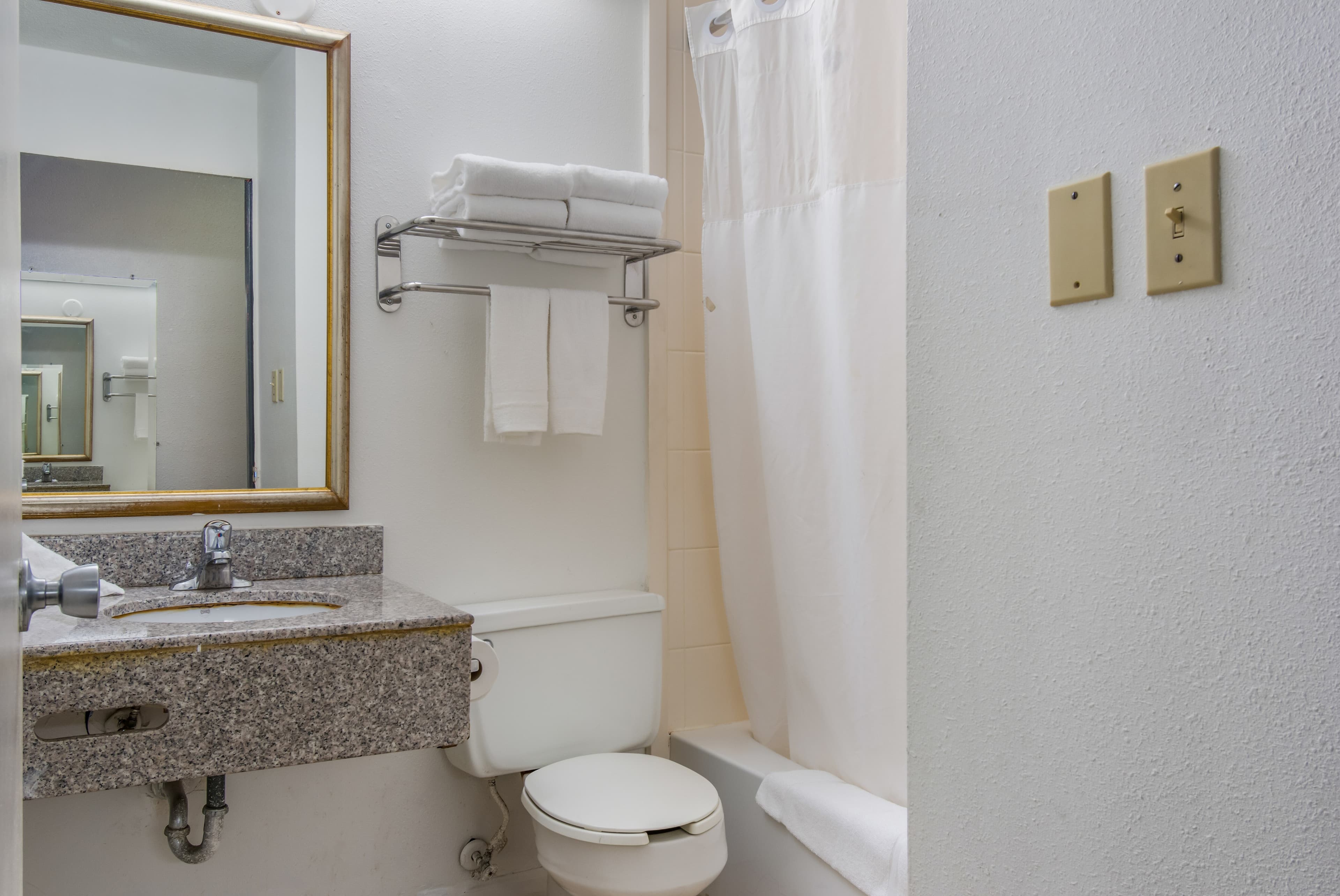 Econo Lodge Inn & Suites Chambersburg Central — 6