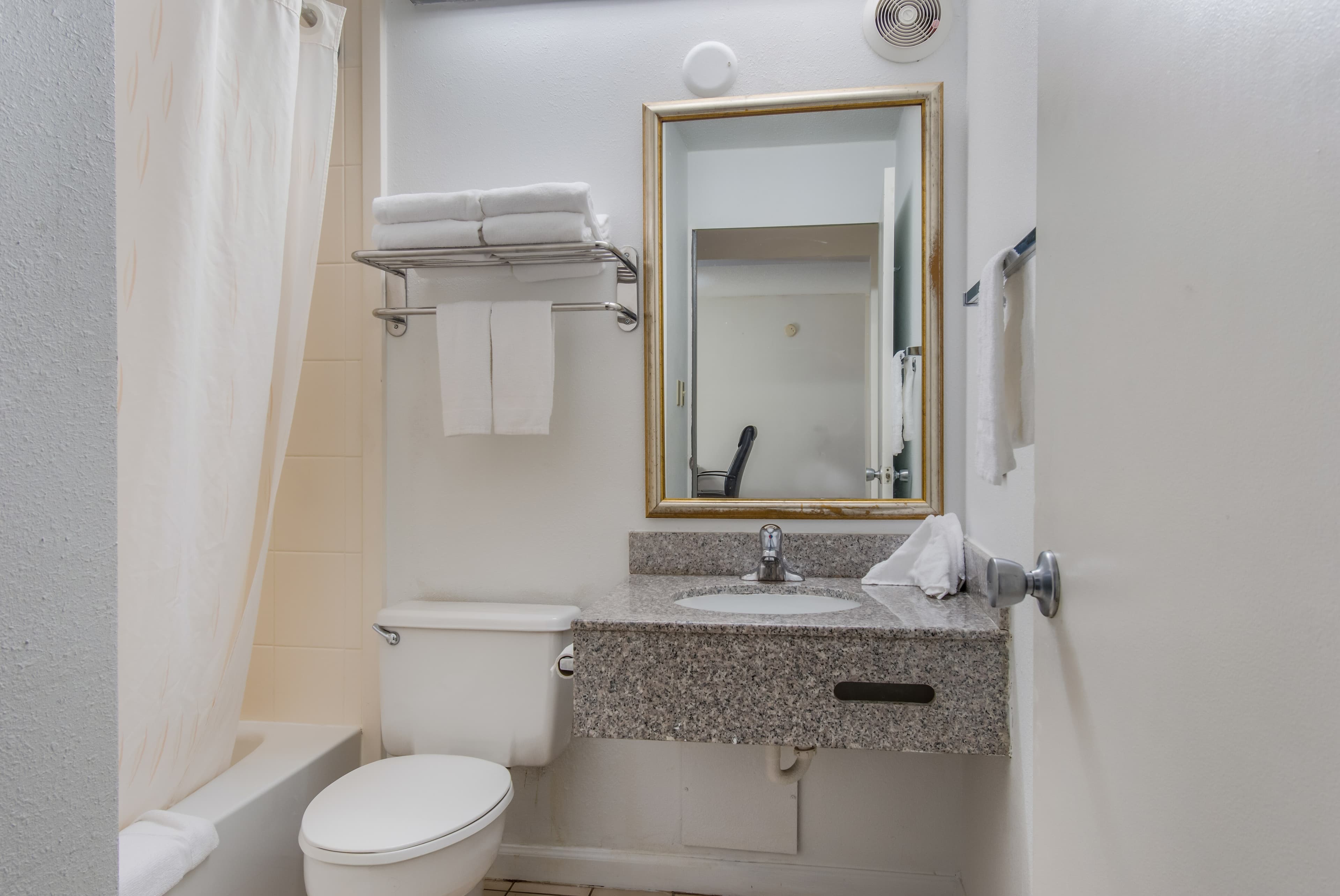 Econo Lodge Inn & Suites Chambersburg Central — 7