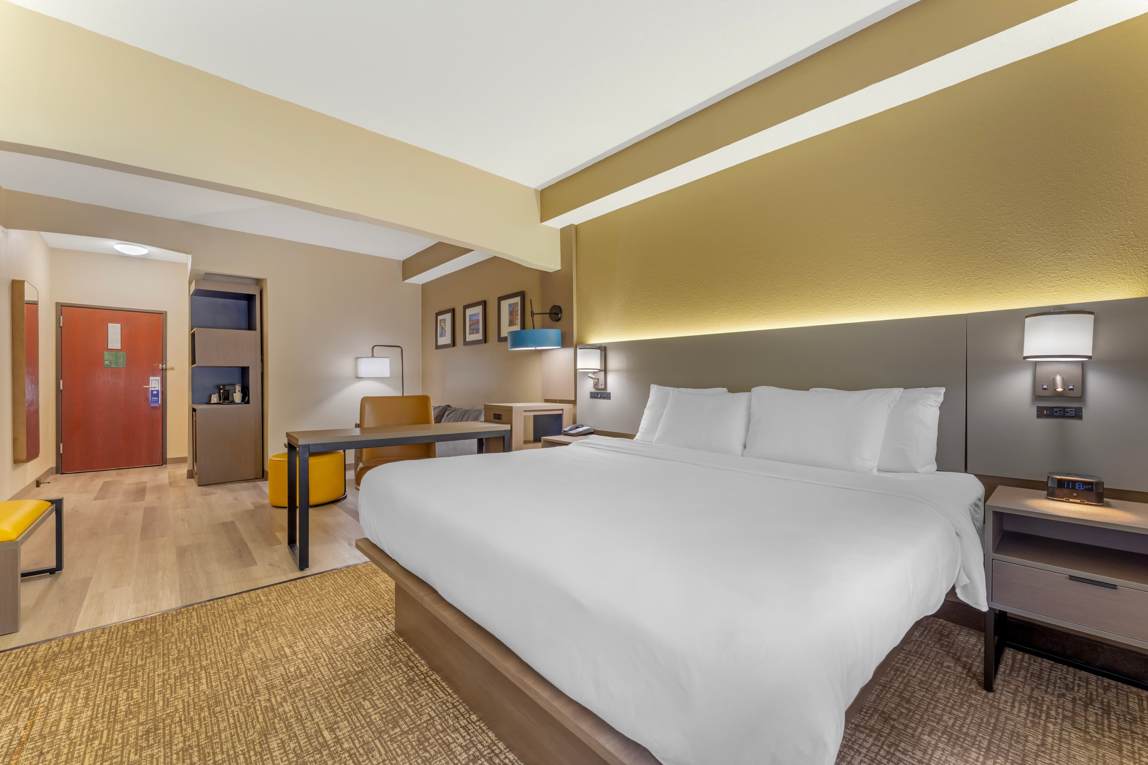 1 King Bed, 1 Room Suite, 2-Person Sofabed - Image 2