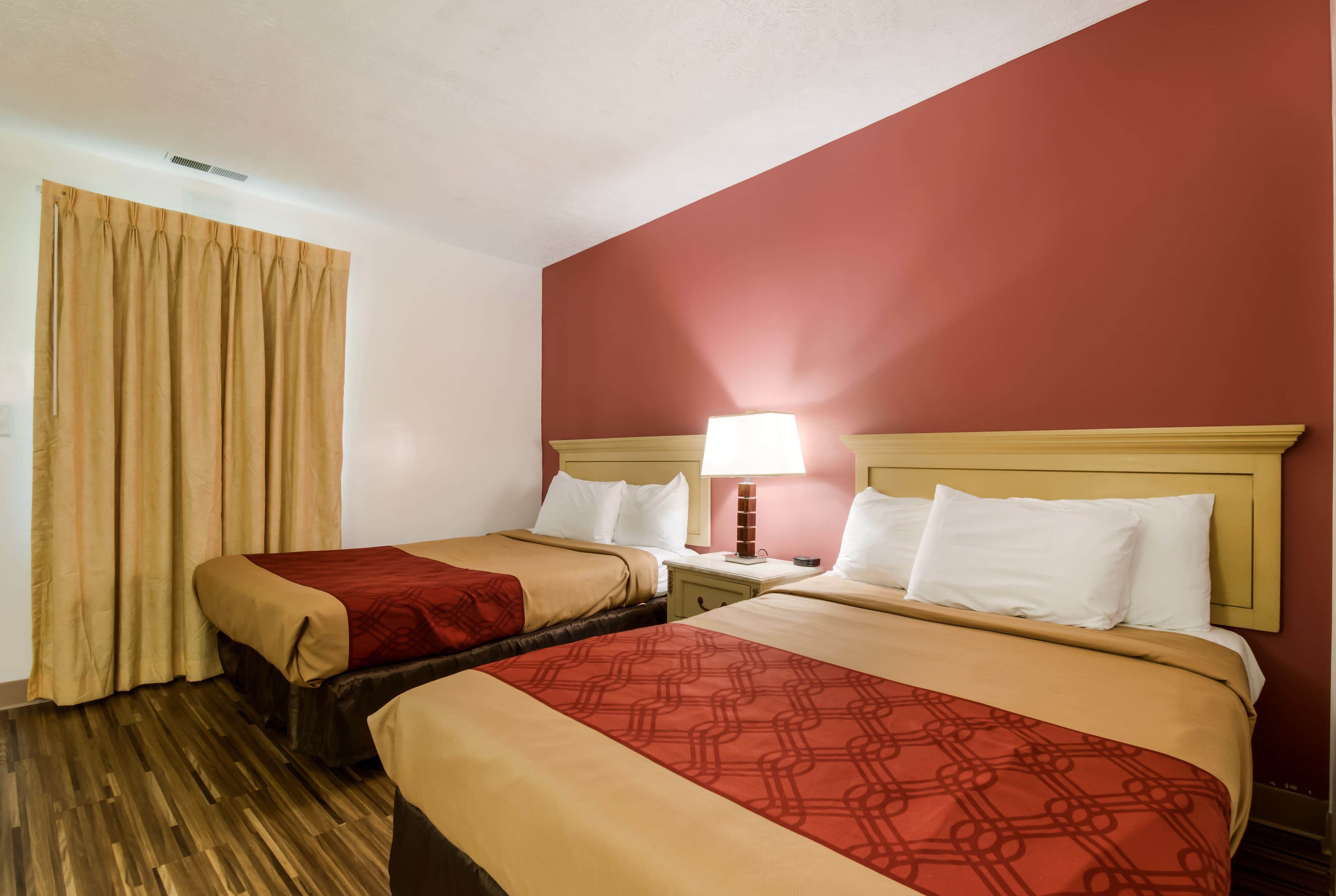 Econo Lodge Inn & Suites Lake Harmony - Pocono Mountains Area - Image 3