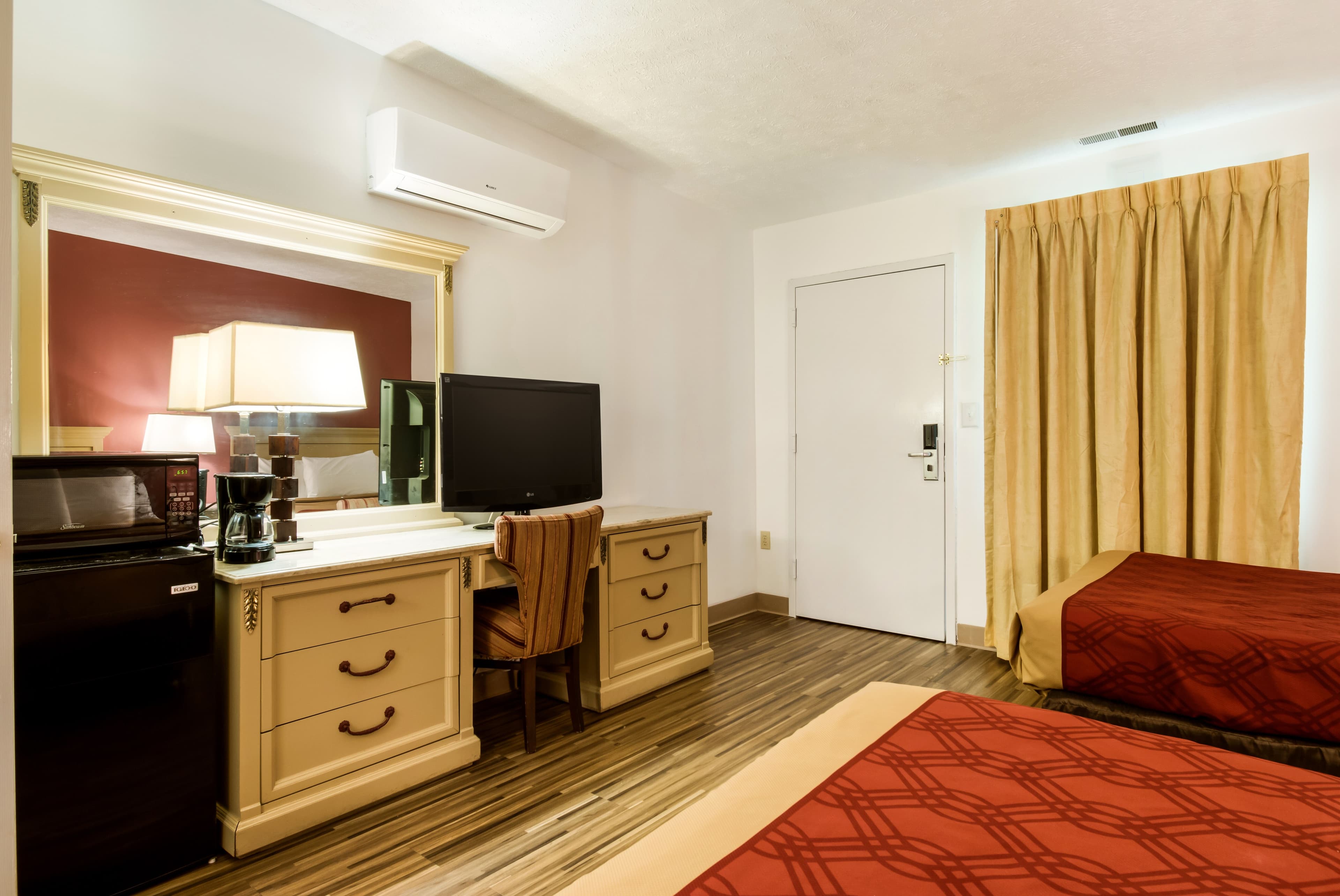 Econo Lodge Inn & Suites Lake Harmony - Pocono Mountains Area - Image 4