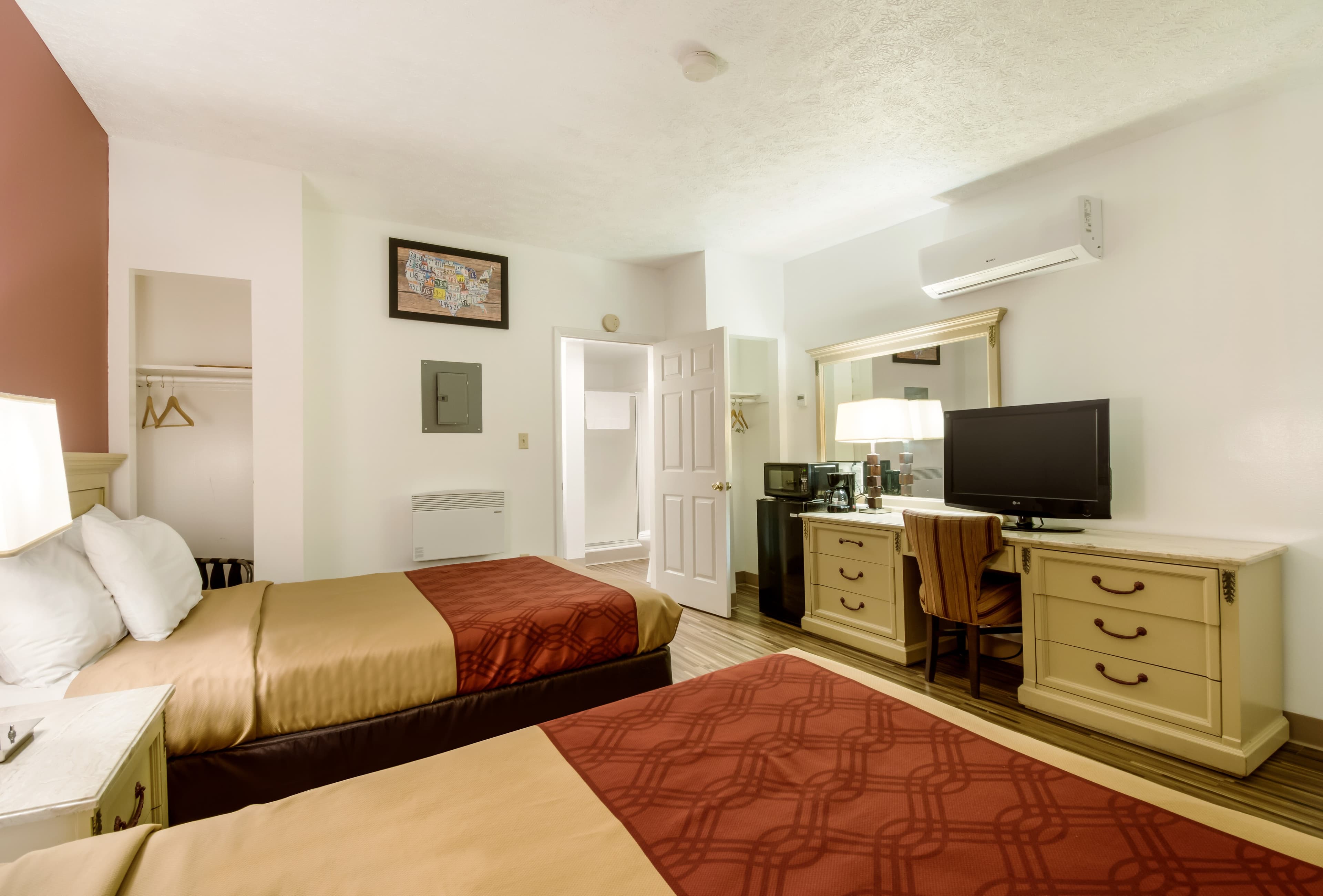 Econo Lodge Inn & Suites Lake Harmony - Pocono Mountains Area - Image 5