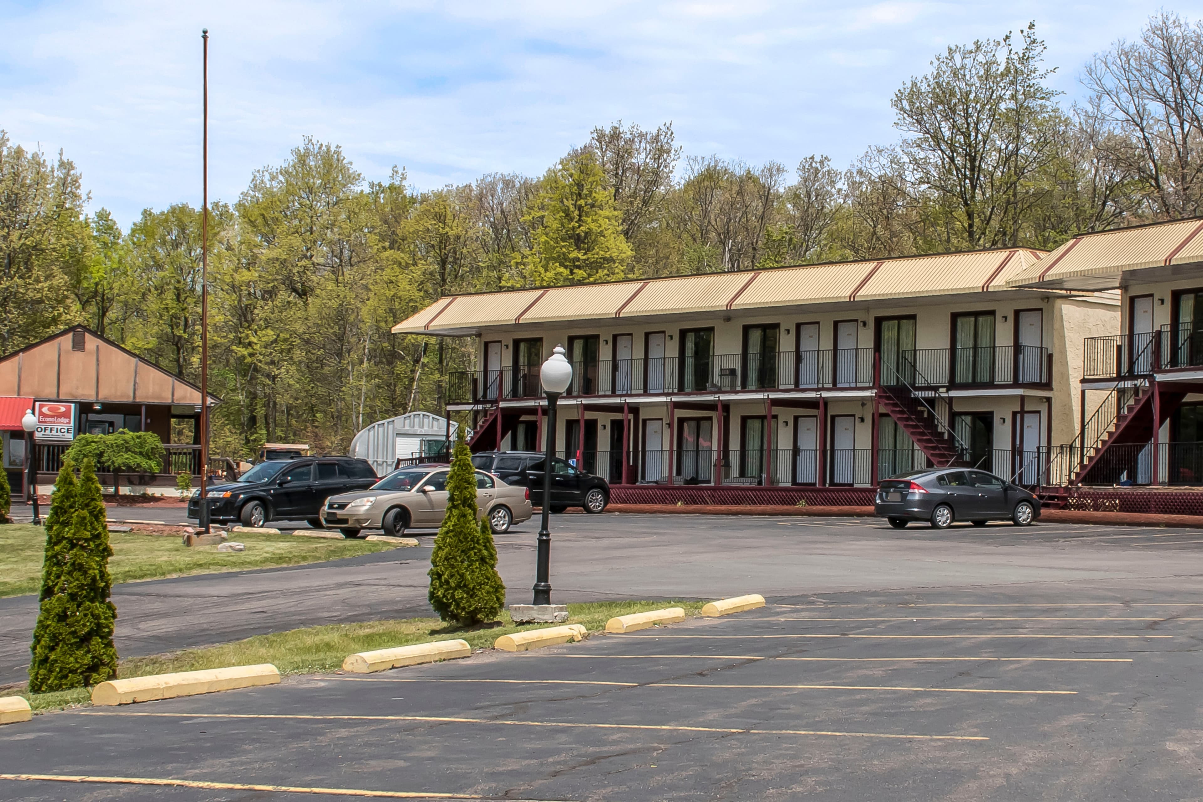 Econo Lodge Inn & Suites Lake Harmony - Pocono Mountains Area - Image 1