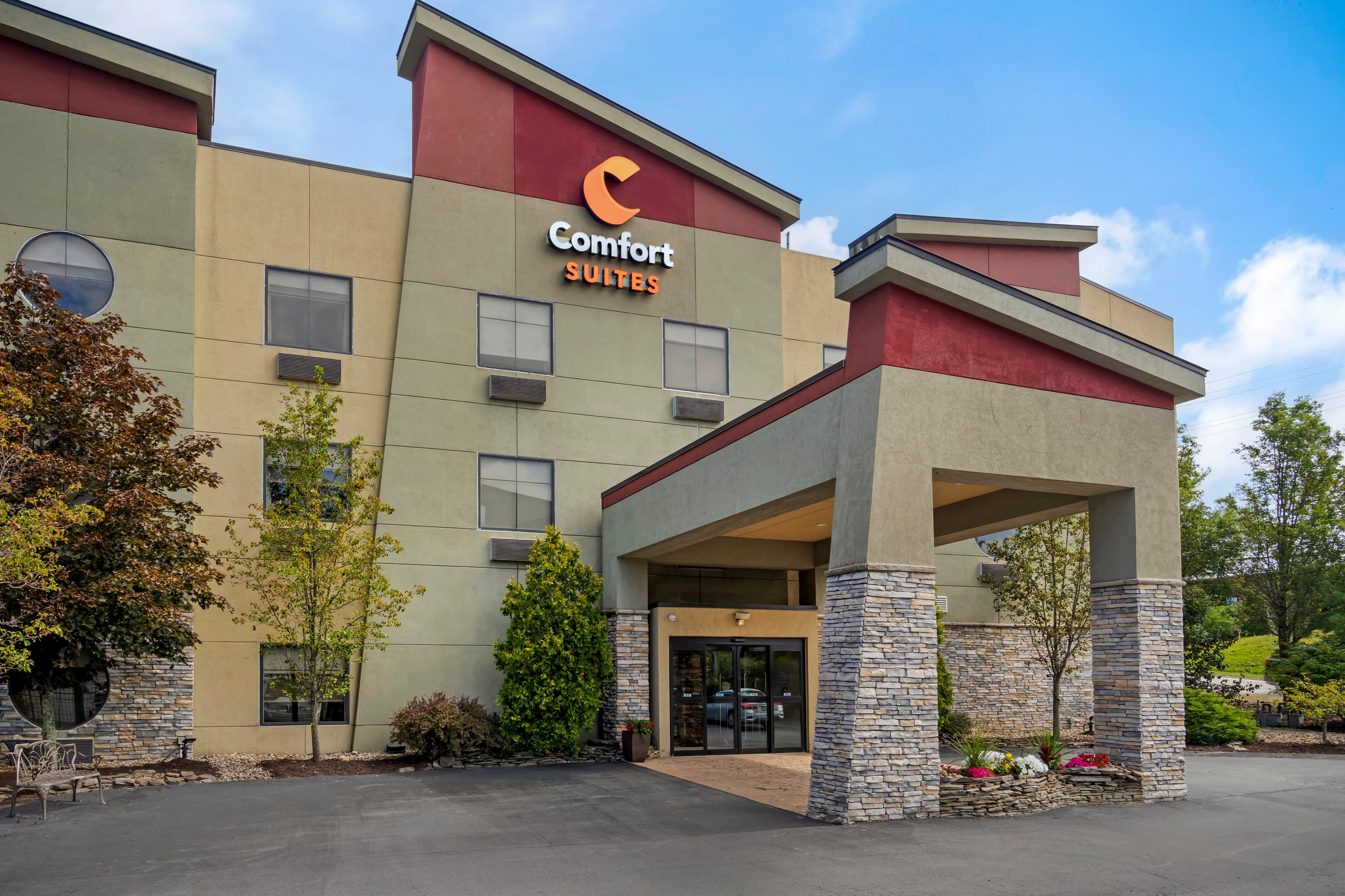 Comfort Suites Monaca - Image 1