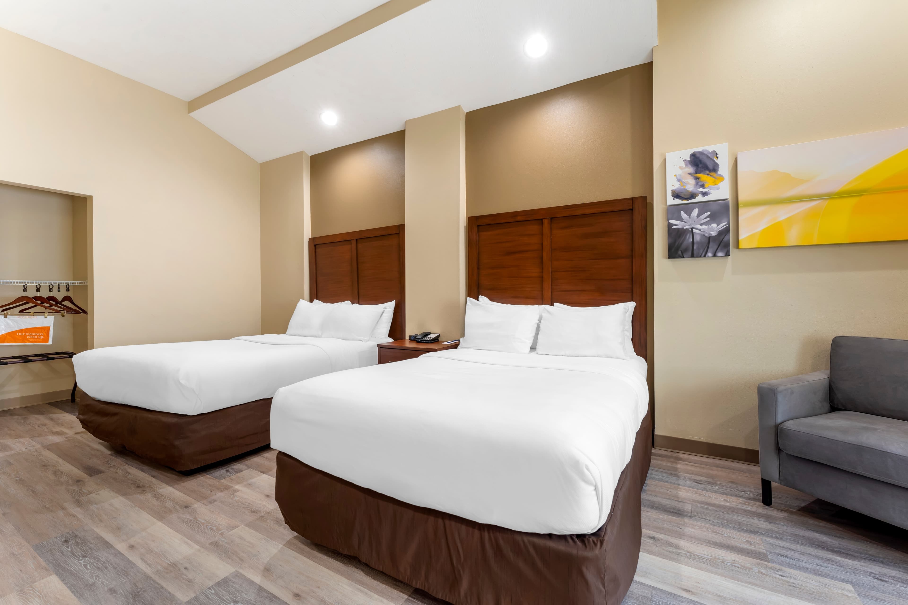 Comfort Suites Monaca - Image 3