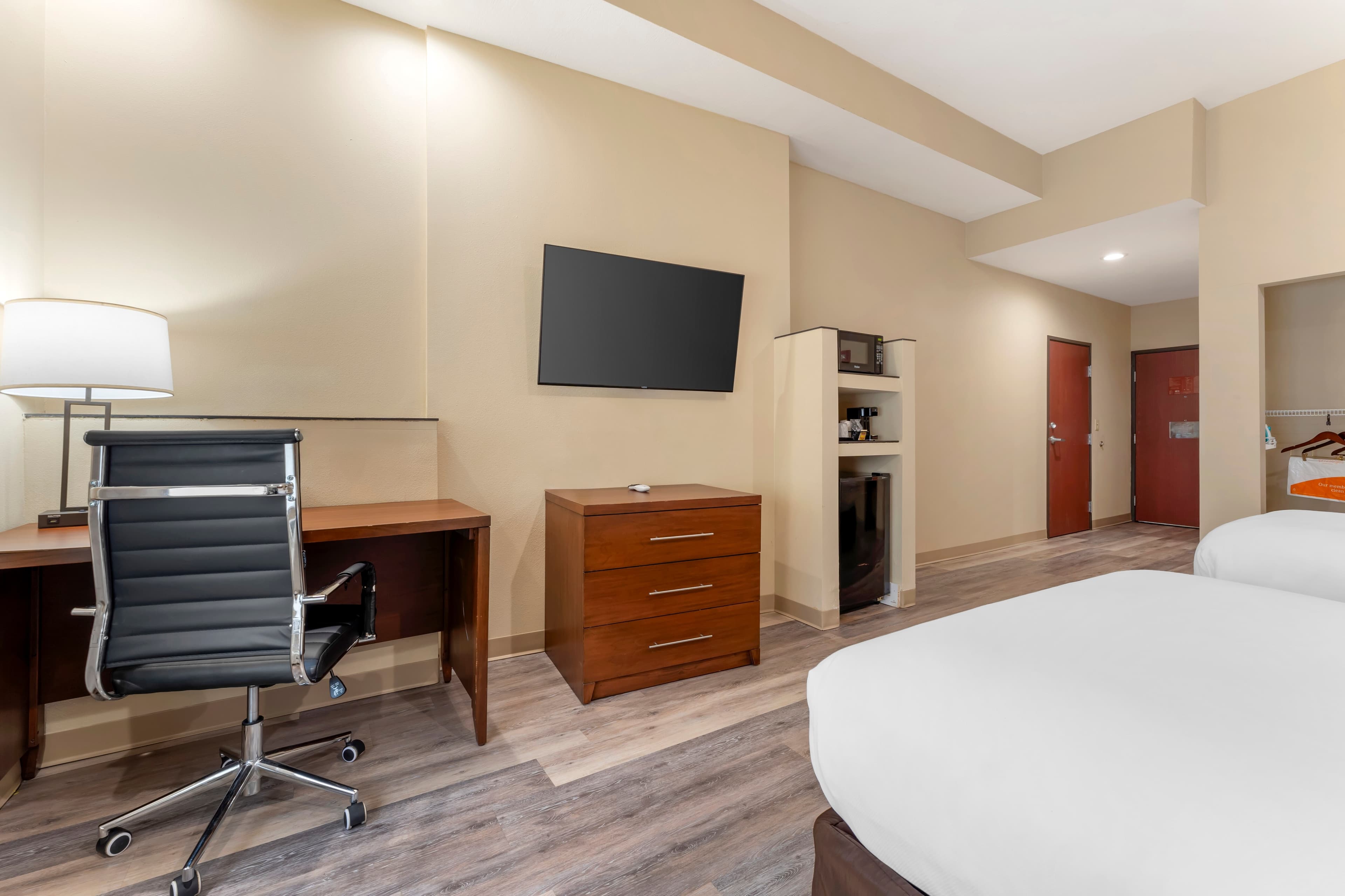 Comfort Suites Monaca - Image 4