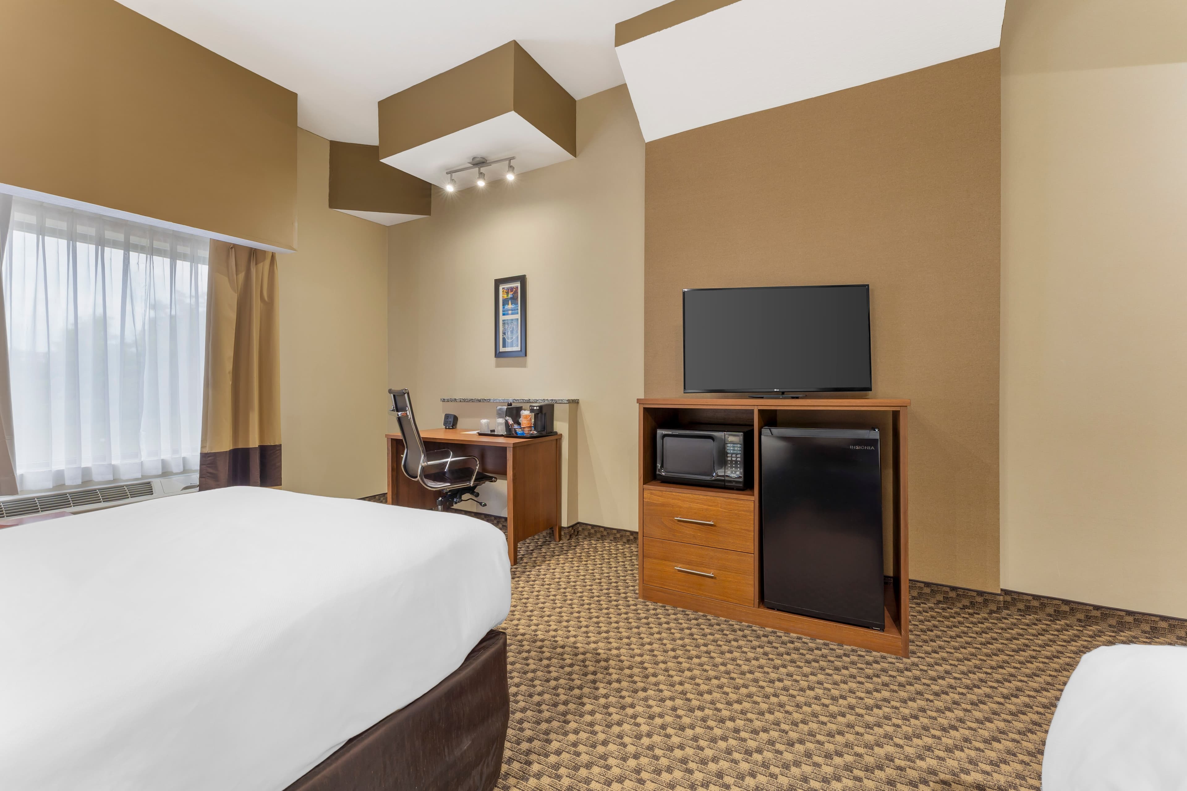 Comfort Suites Monroeville - Pittsburgh East - Image 4