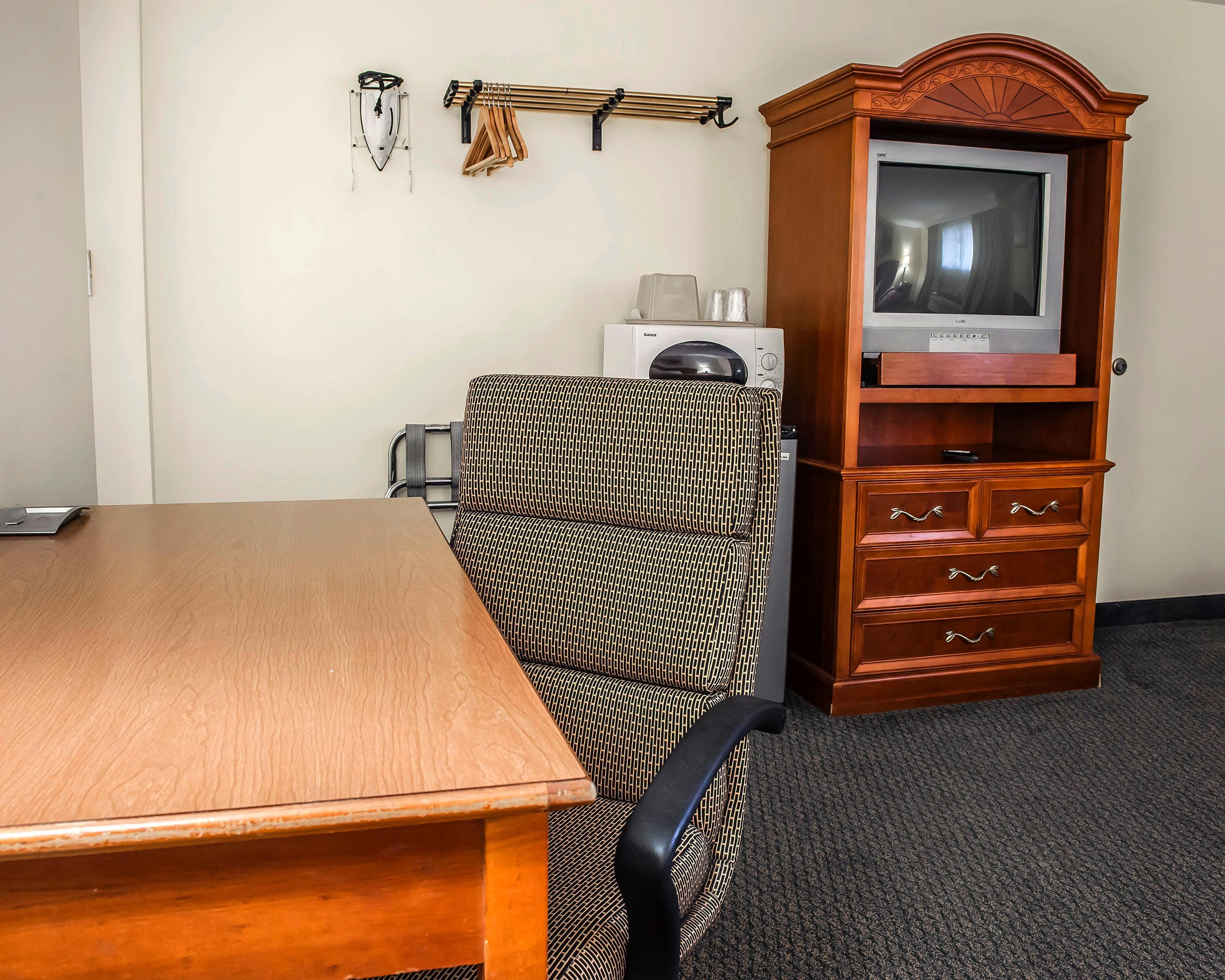 Econo Lodge Jefferson Hills Hwy 51 — 17