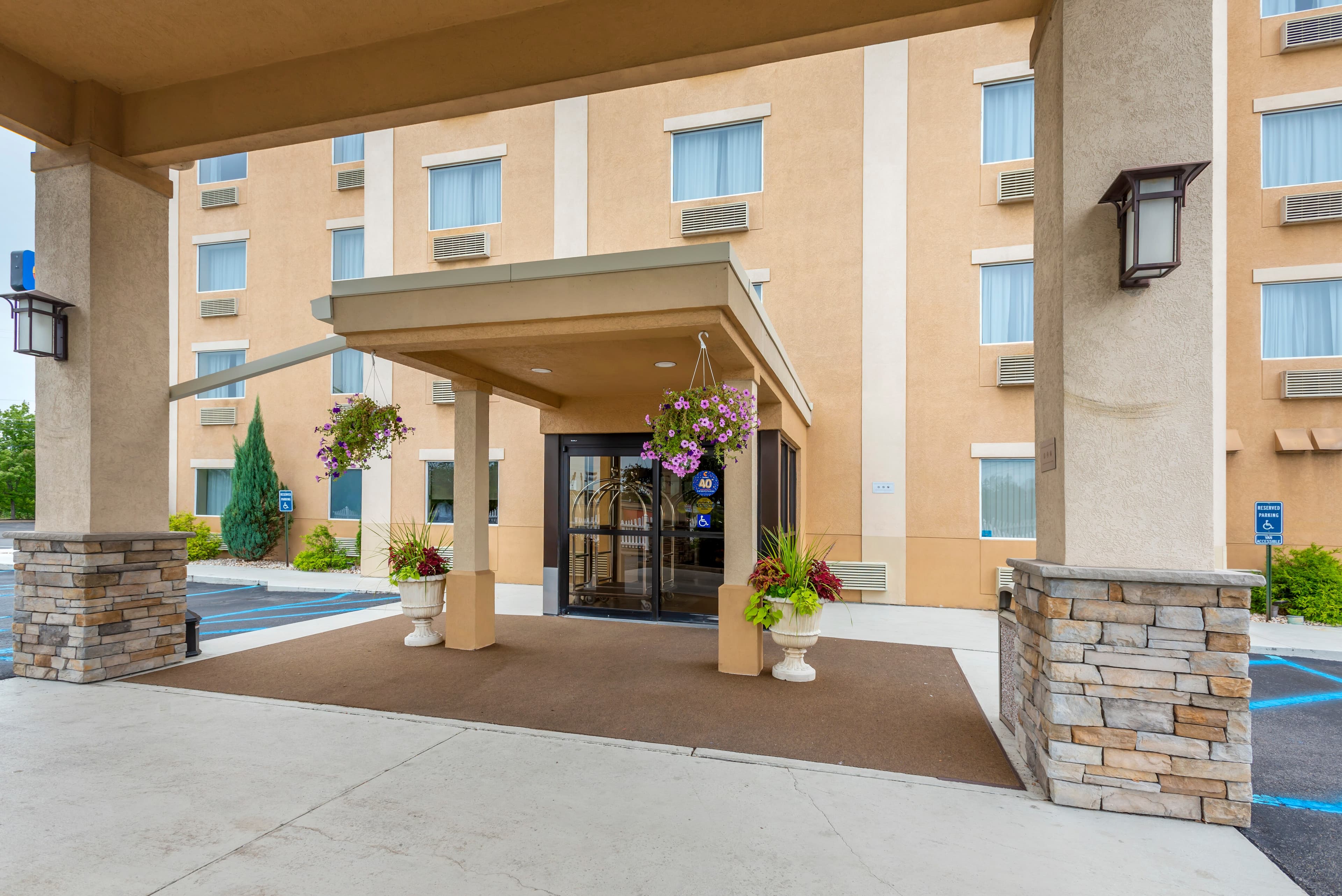 Comfort Inn & Suites Wilkes Barre - Arena - Image 1
