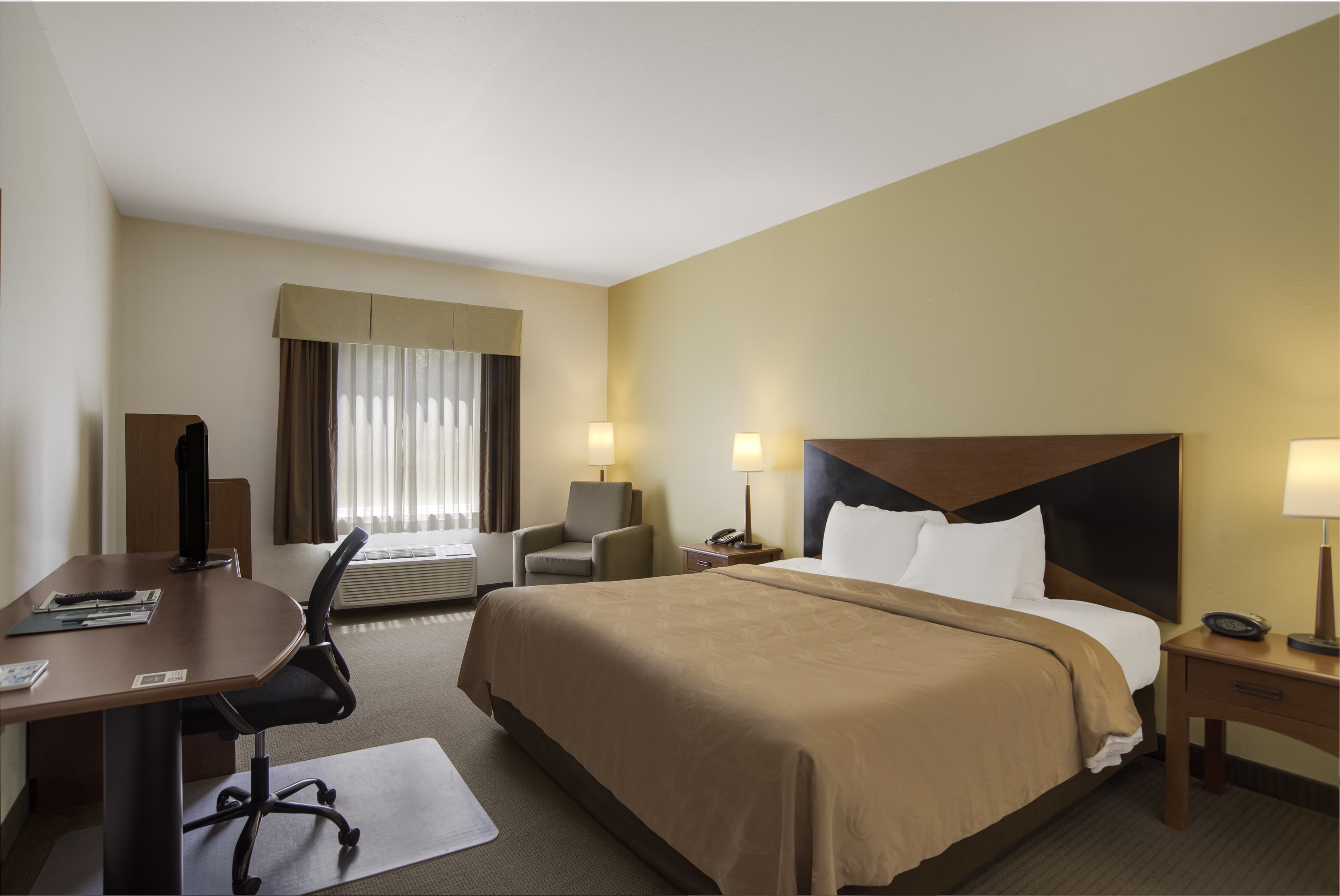 Quality Inn & Suites Chambersburg Northeast - Image 2