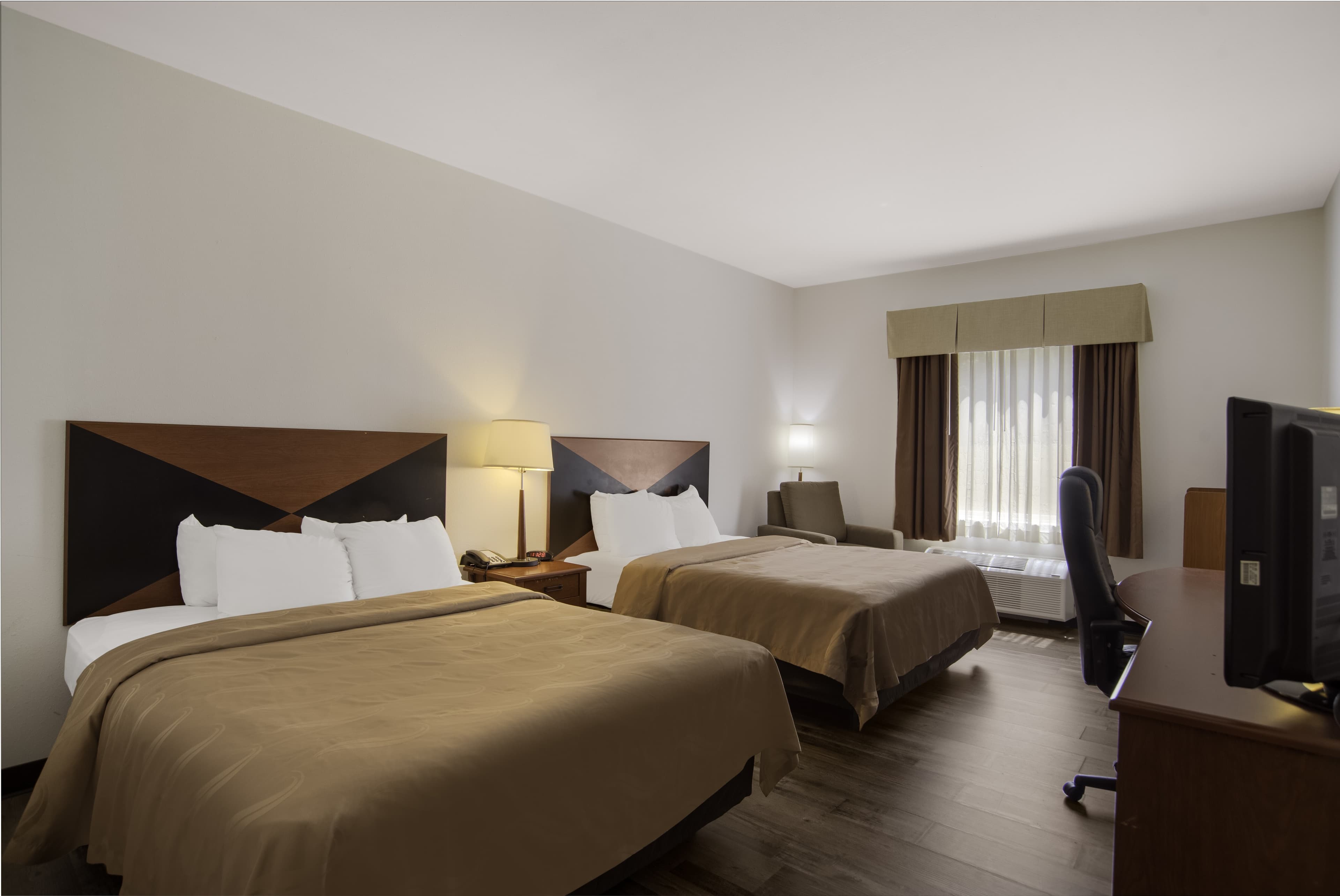 Quality Inn & Suites Chambersburg Northeast — 14