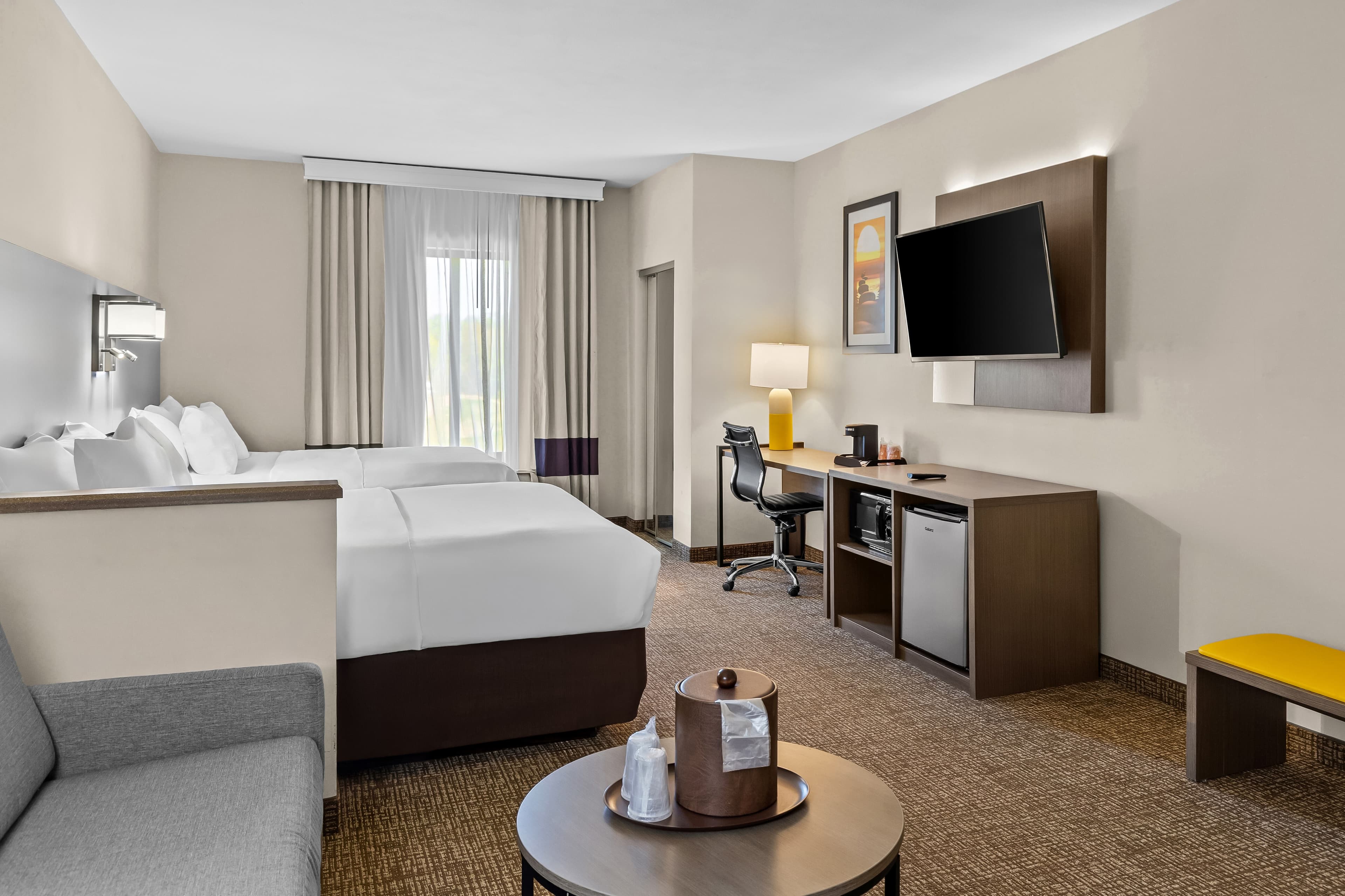 2 Queen Beds, 1 Room Suite, Sofa Bed - Image 2