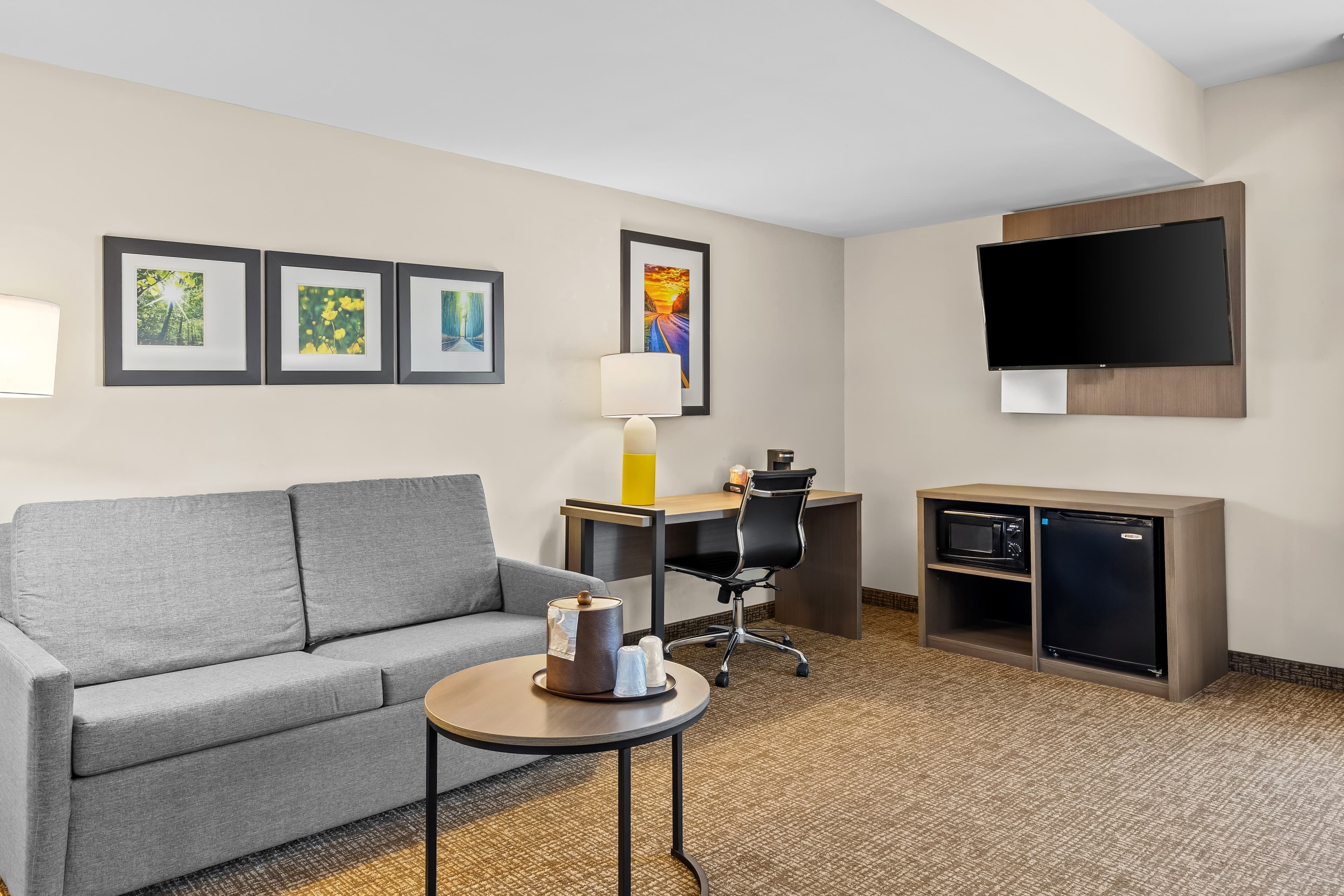 2 Queen Beds, 1 Room Suite, Sofa Bed - Image 8