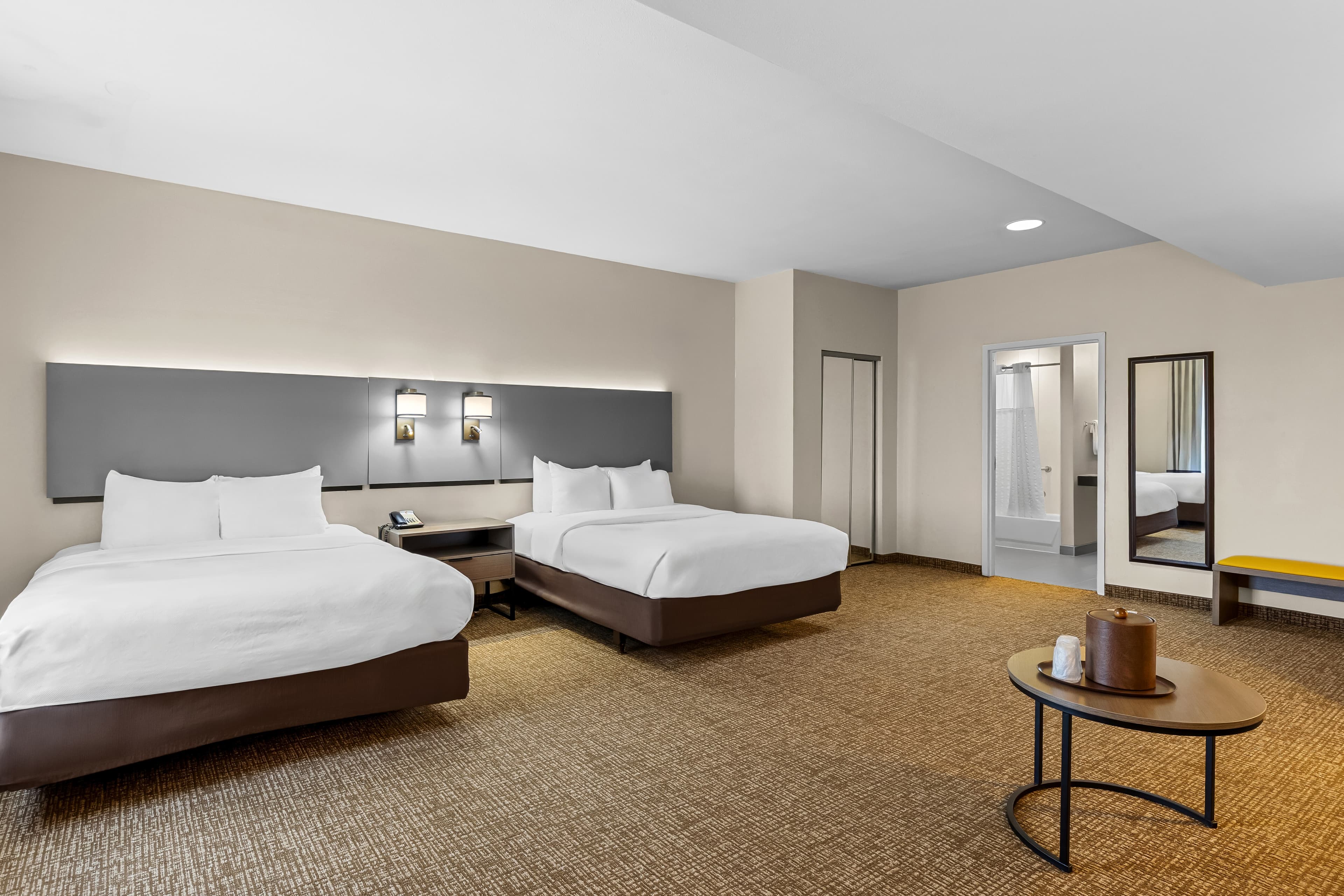2 Queen Beds, 1 Room Suite, Sofa Bed - Image 9