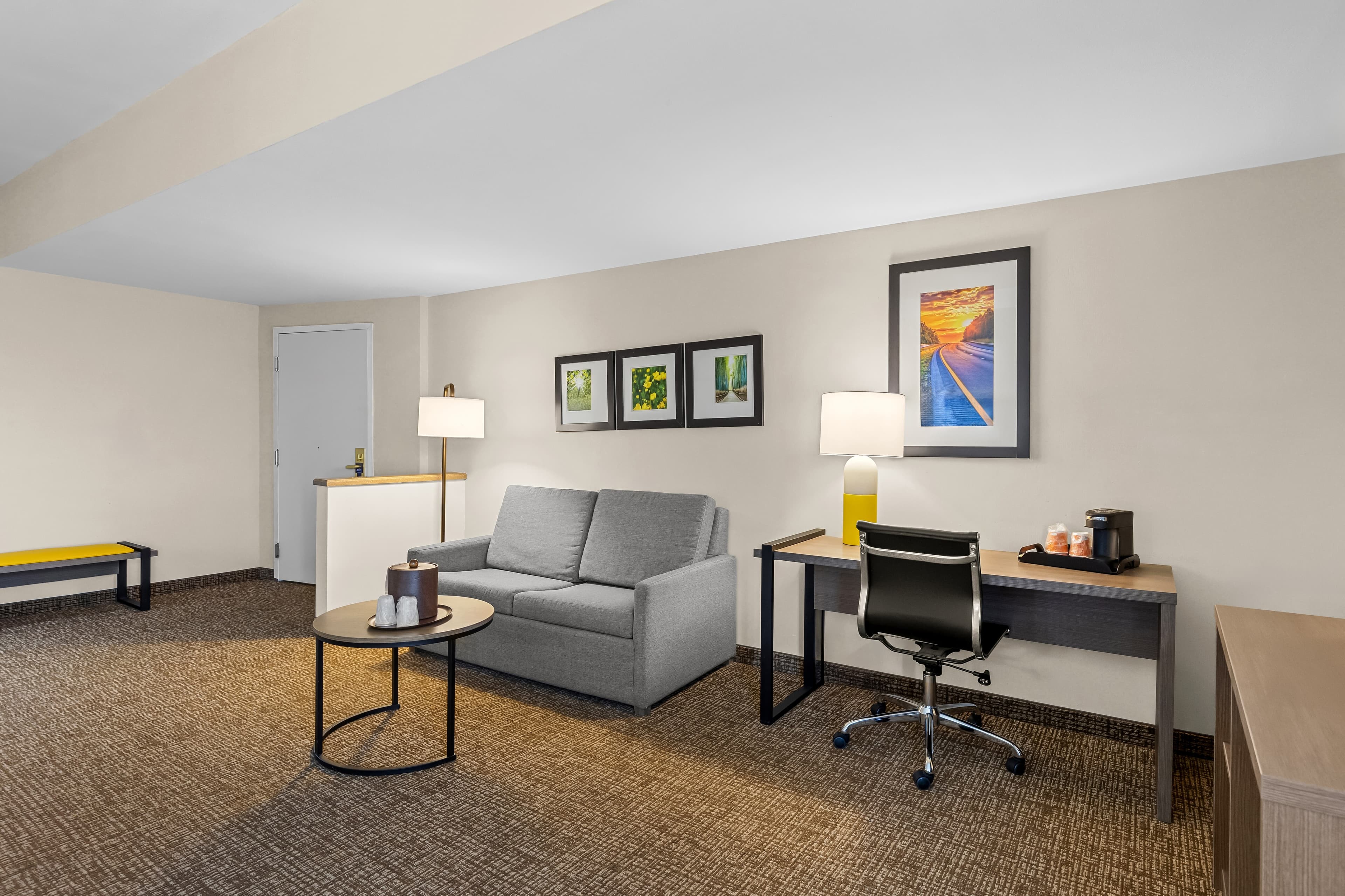 2 Queen Beds, 1 Room Suite, Sofa Bed - Image 10