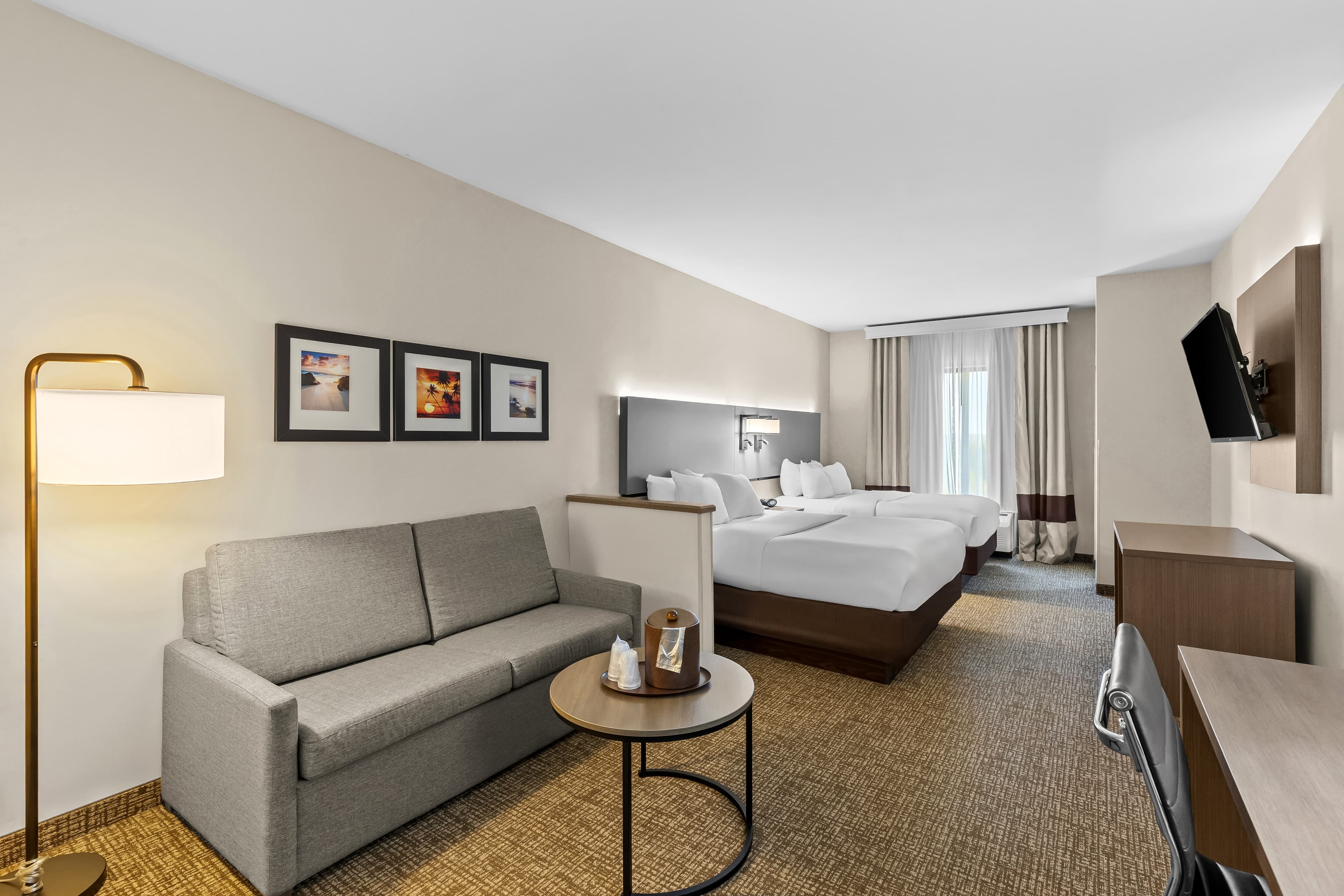 2 Queen Beds, 1 Room Suite, Sofa Bed - Image 11