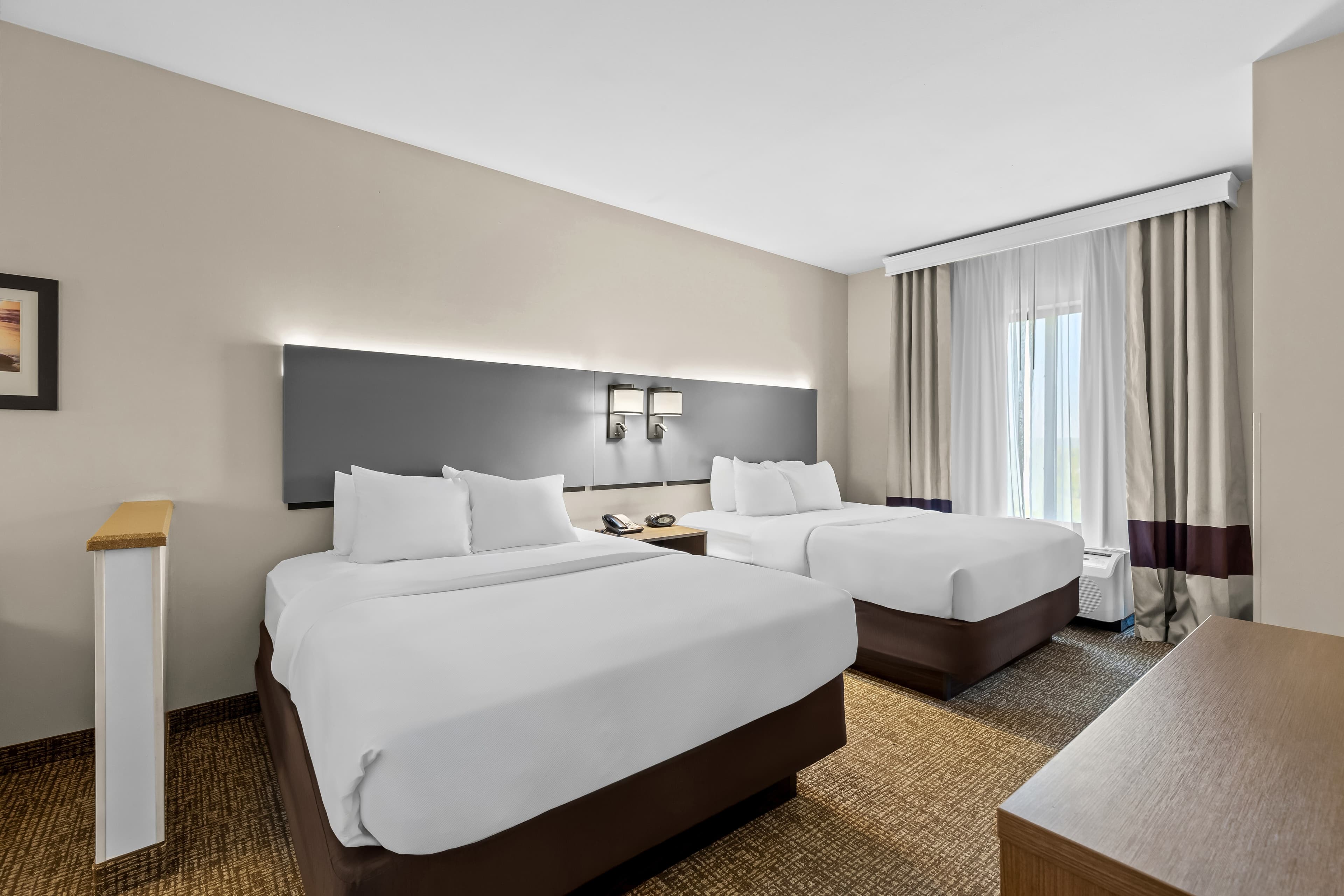 2 Queen Beds, 1 Room Suite, Sofa Bed - Image 13