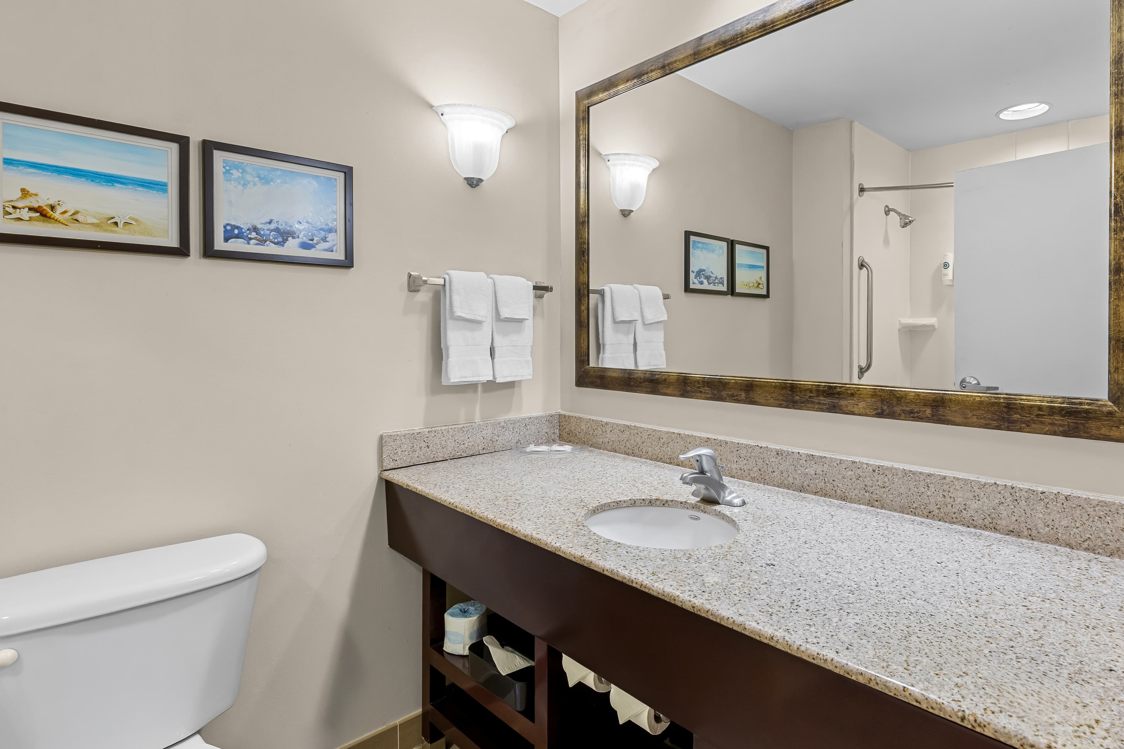 2 Queen Beds, 1 Room Suite, Sofa Bed - Image 15