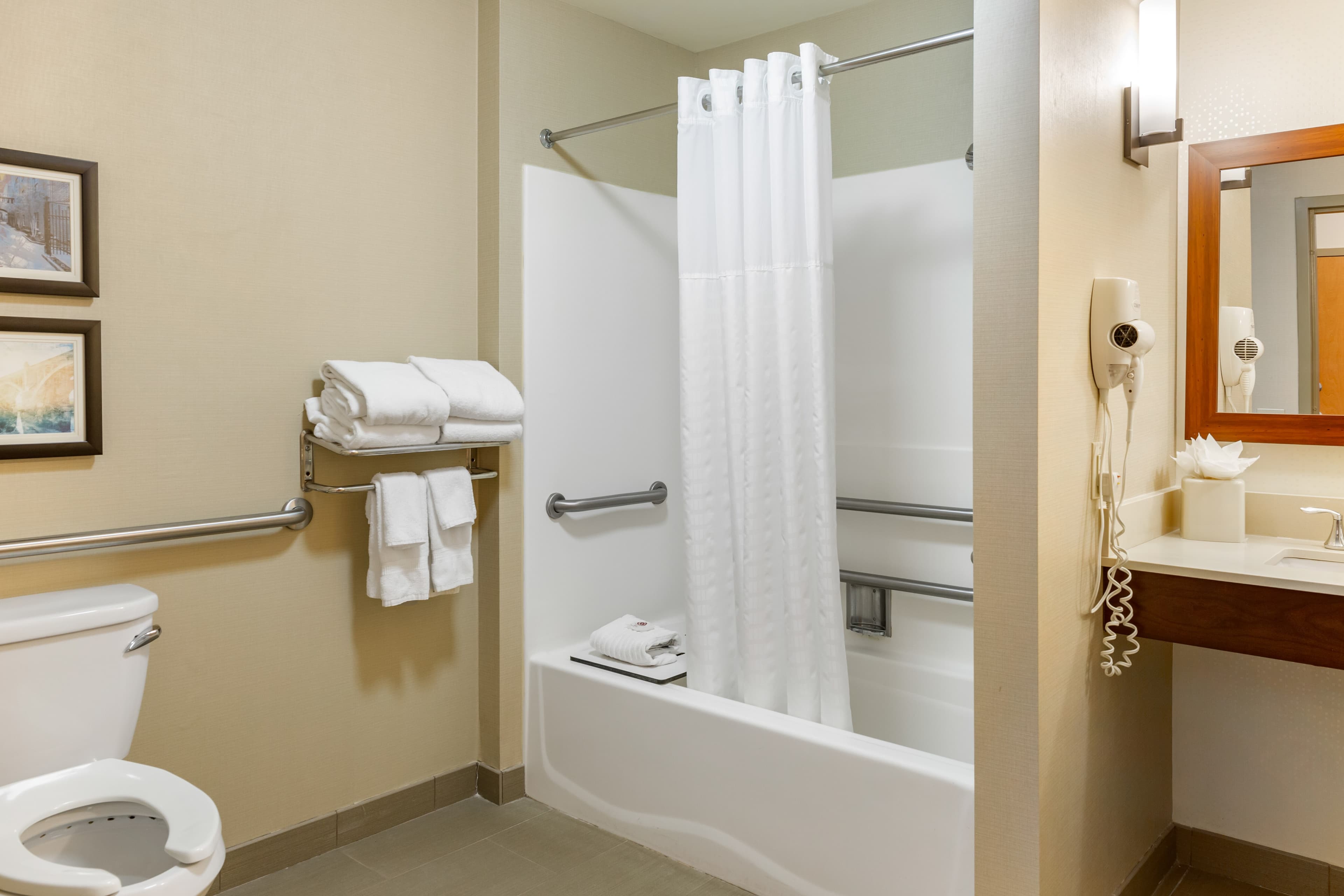 Comfort Suites Lancaster Amish Country - Image 3