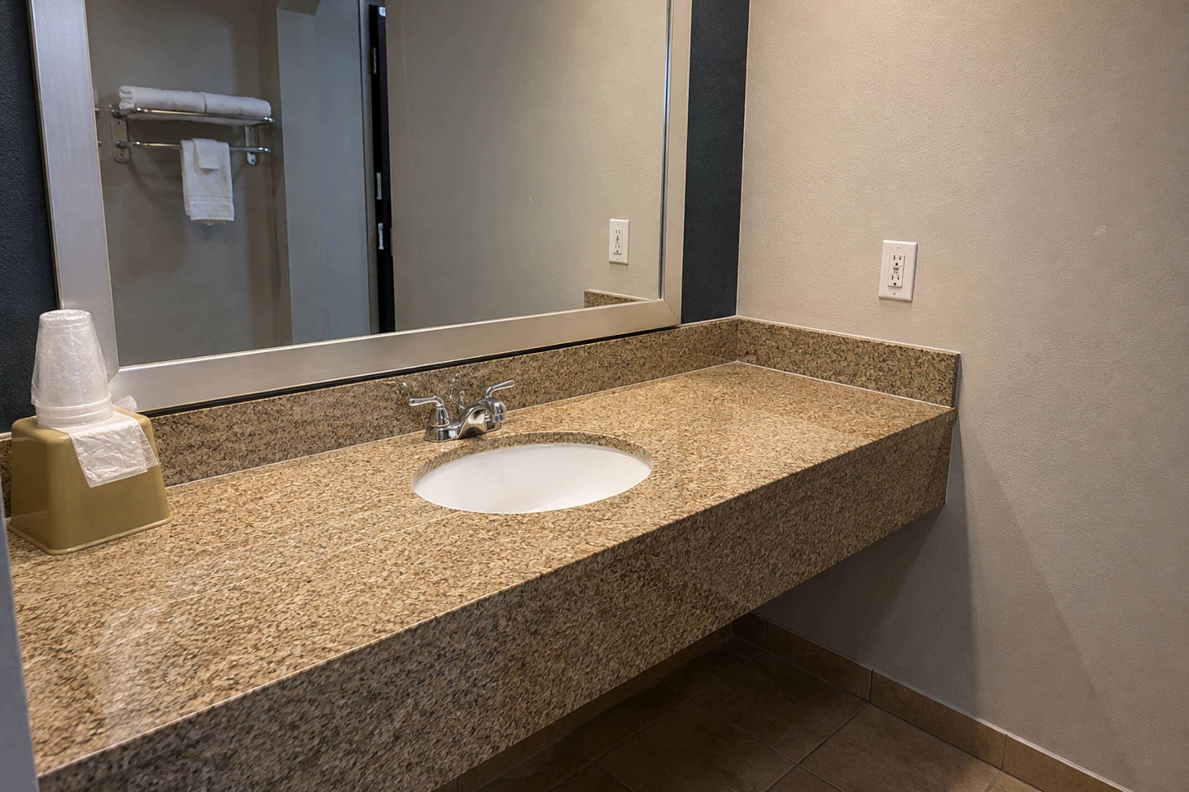 Econo Lodge Allentown North — 8