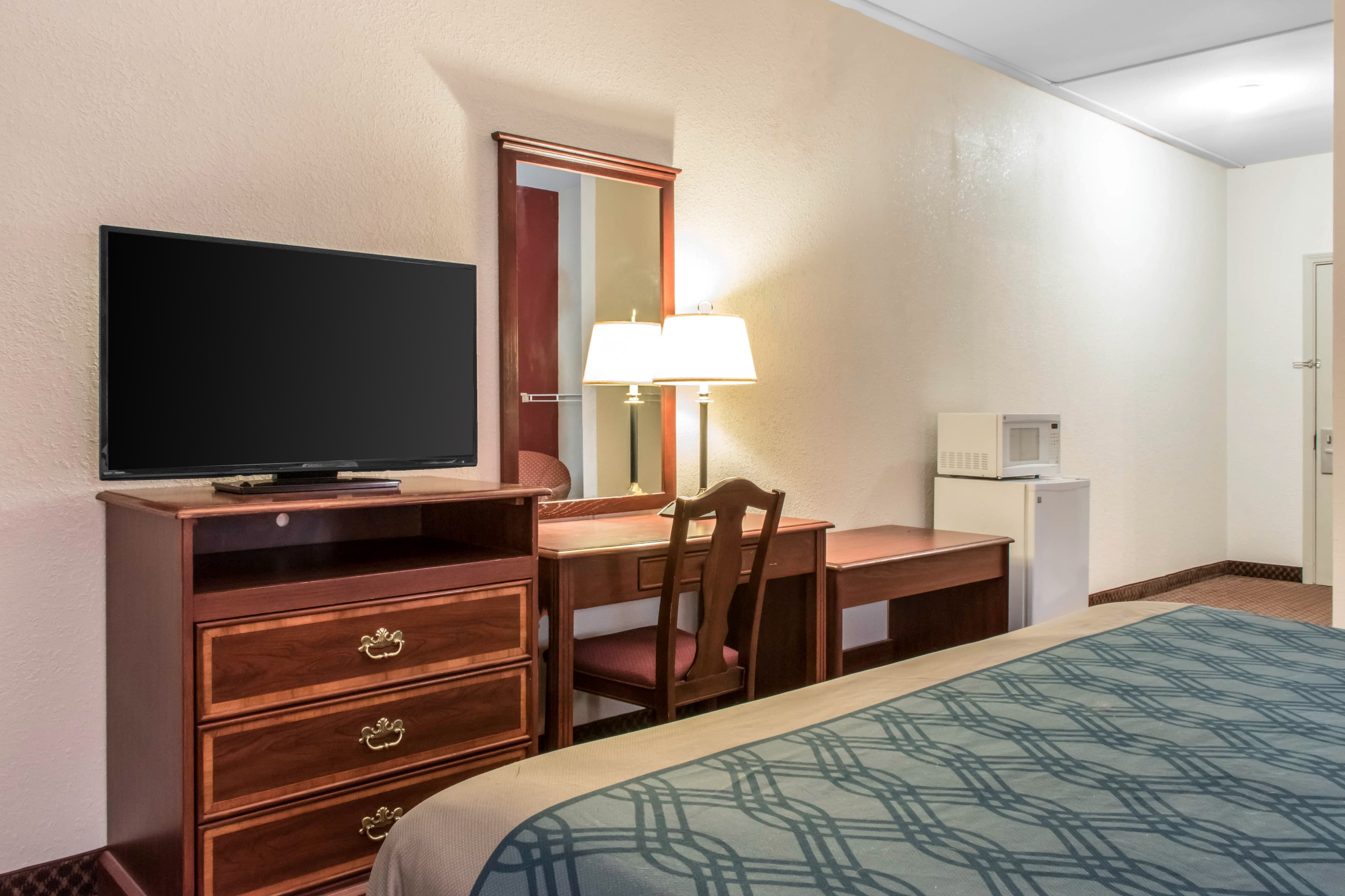 Econo Lodge Carlisle Central — 8