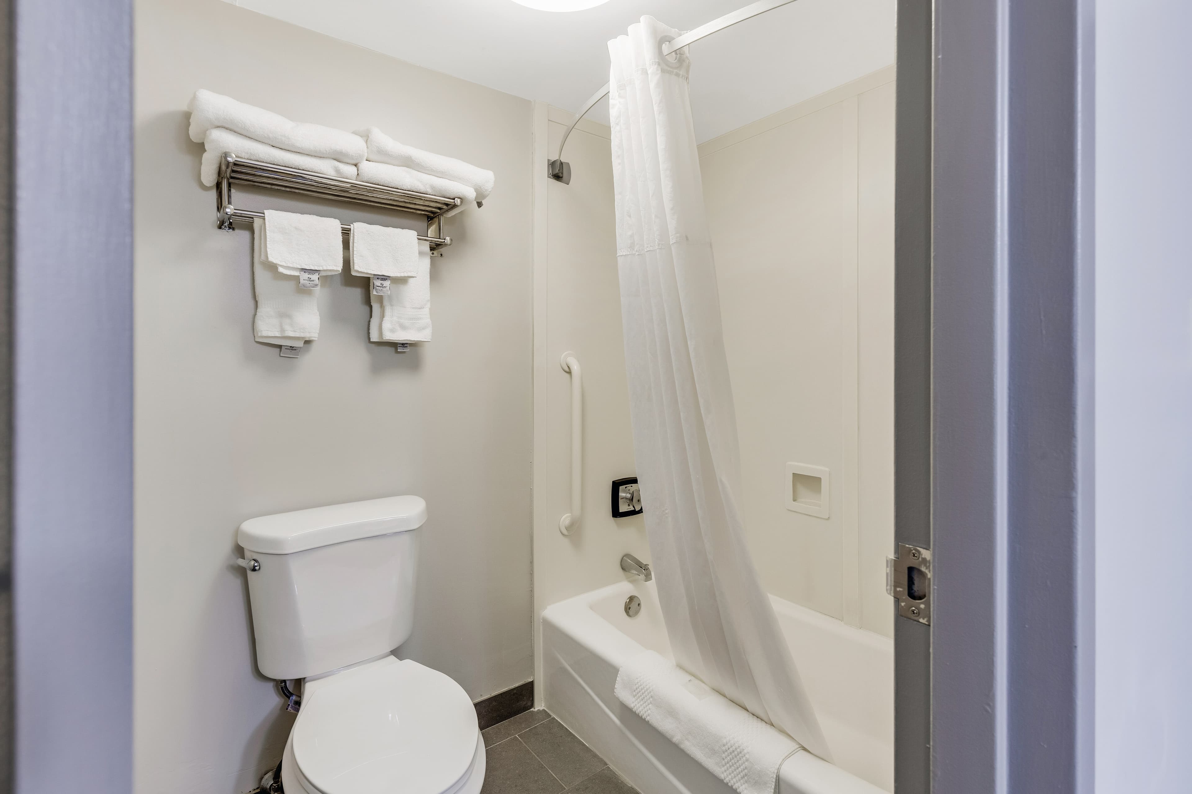 Clarion Pointe Near Erie Casino — 26