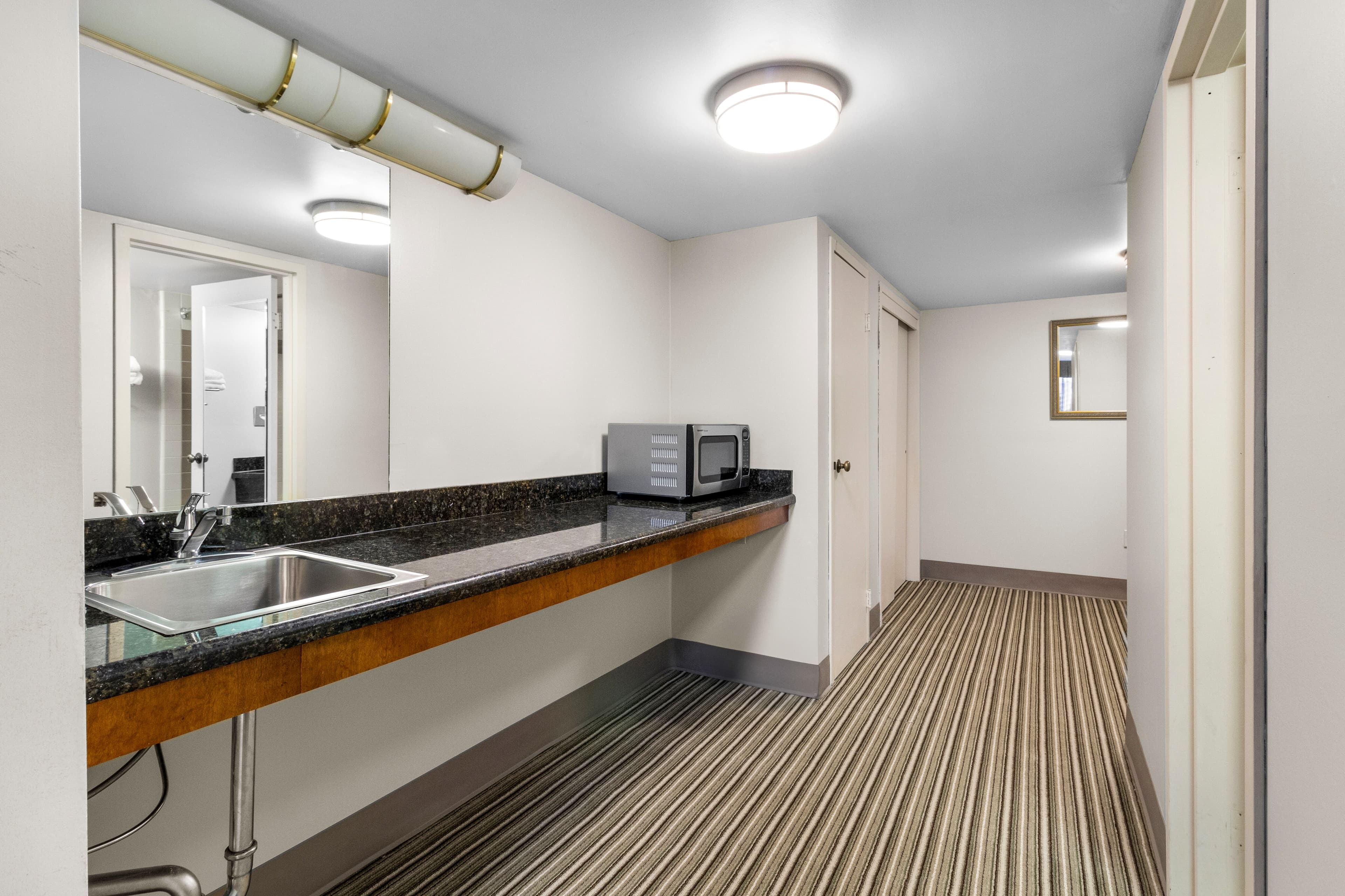 Quality Inn & Suites Altoona - Image 4