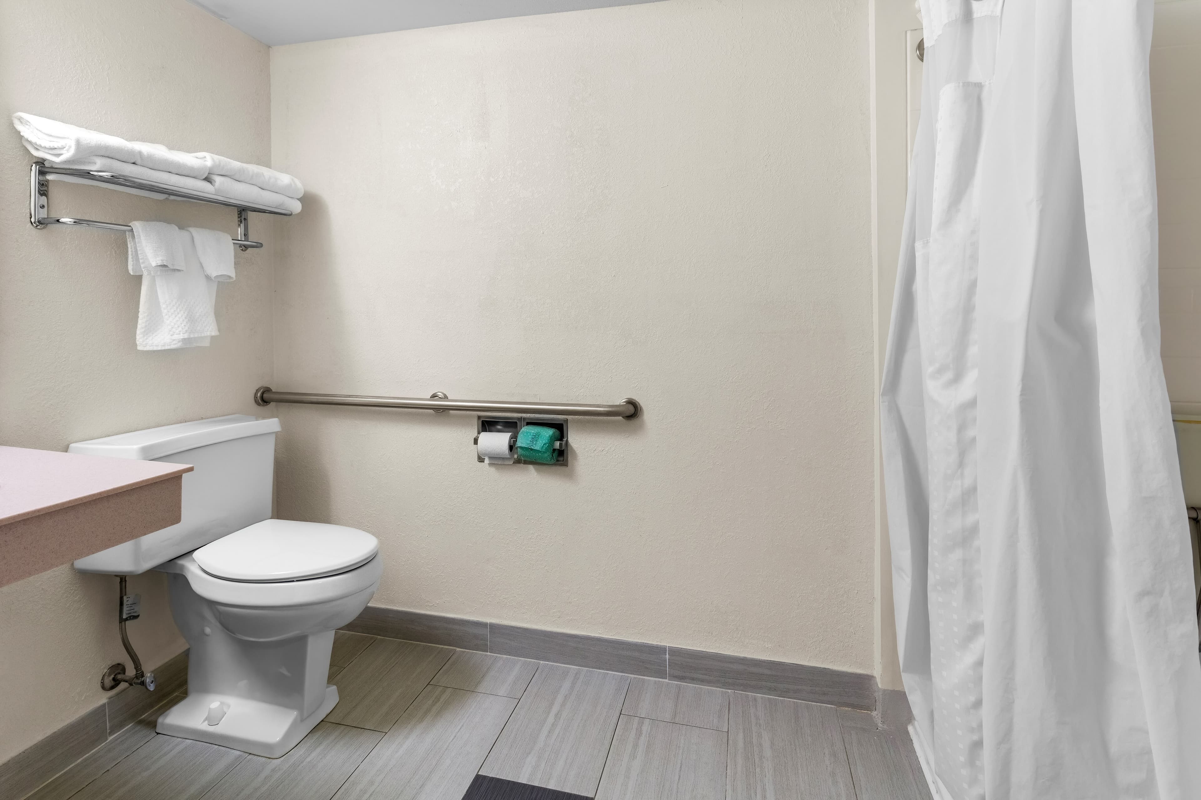 Quality Inn & Suites Altoona — 7