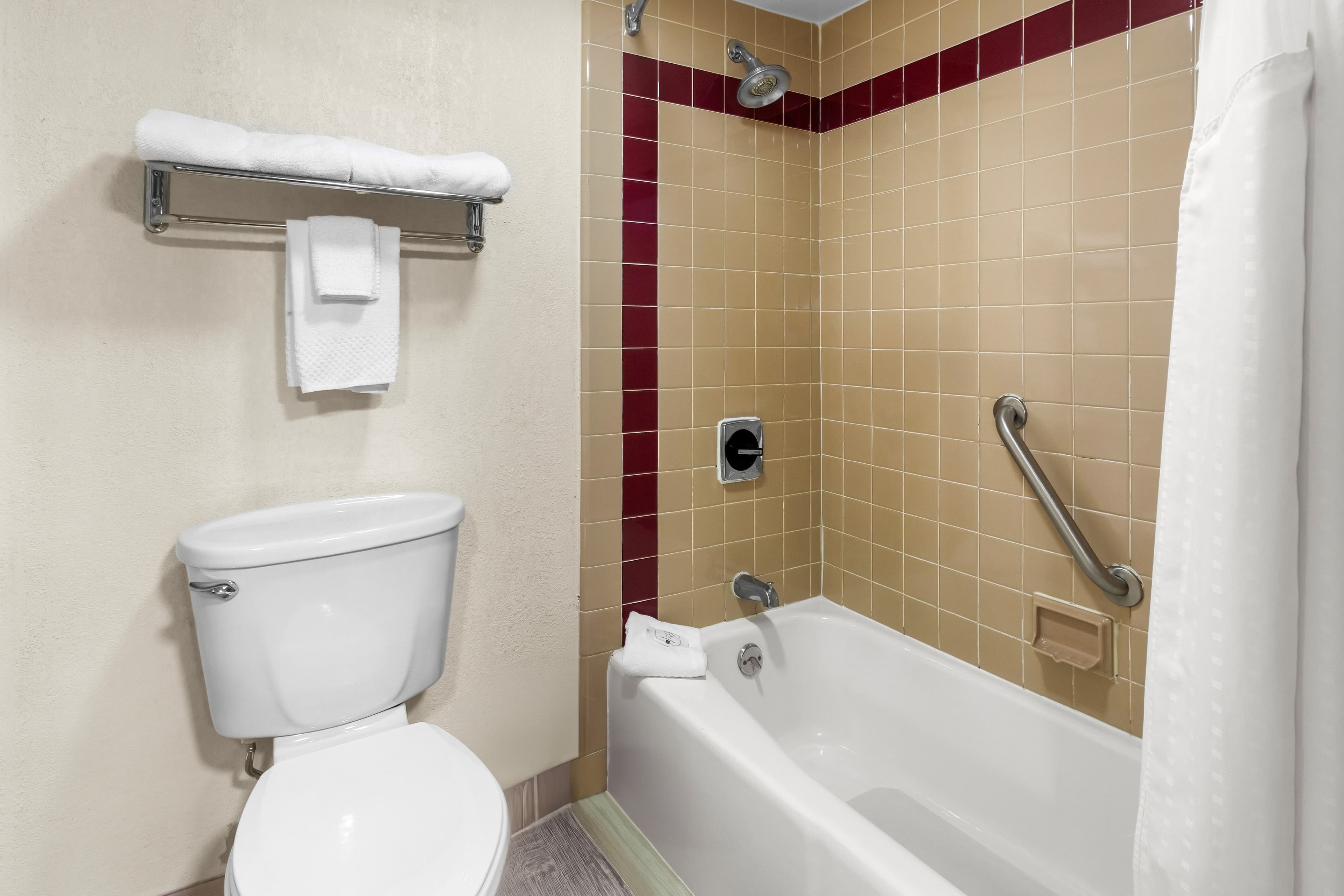 Quality Inn & Suites Altoona — 10