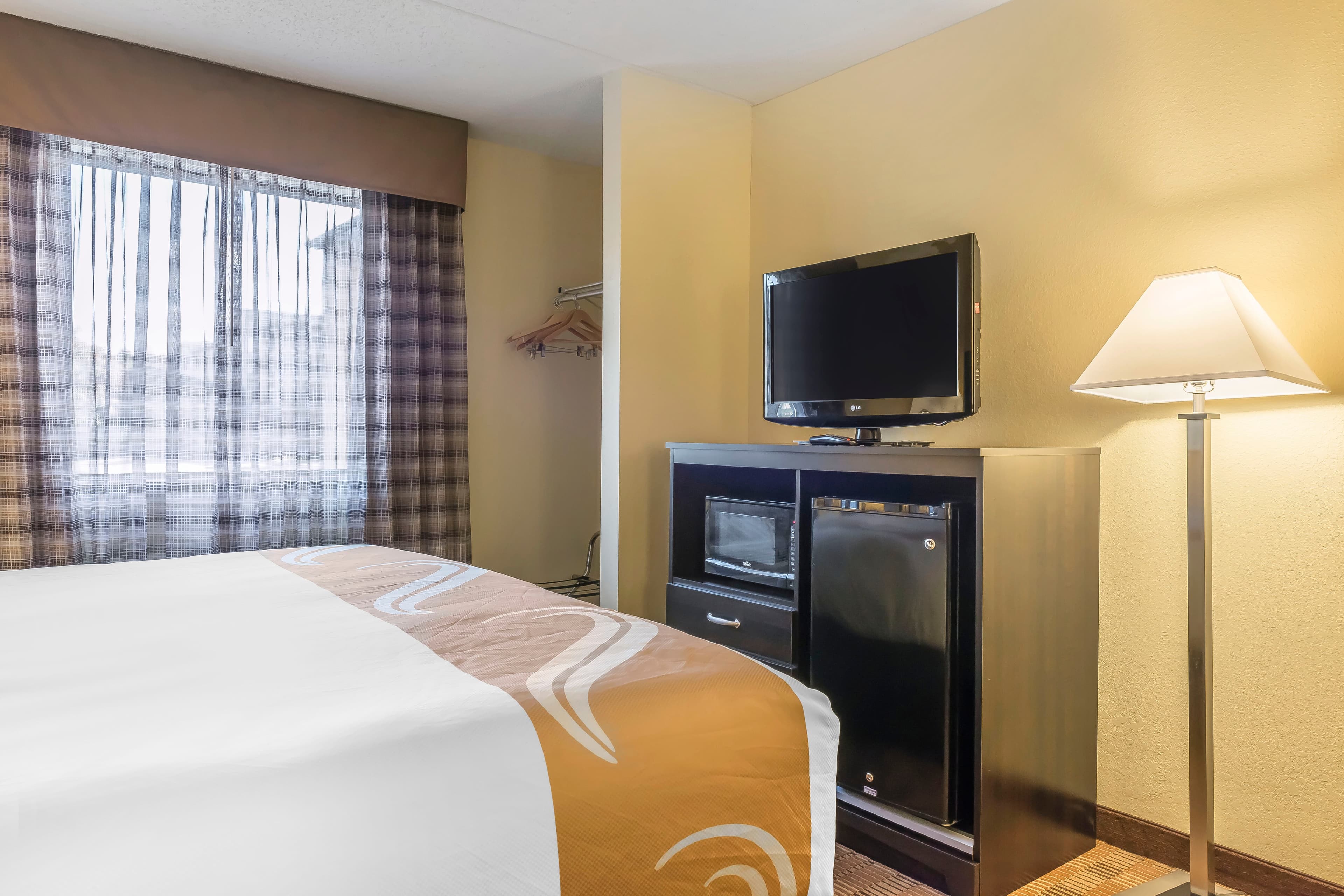 Quality Inn & Suites Pittsburgh Harmarville - Image 4