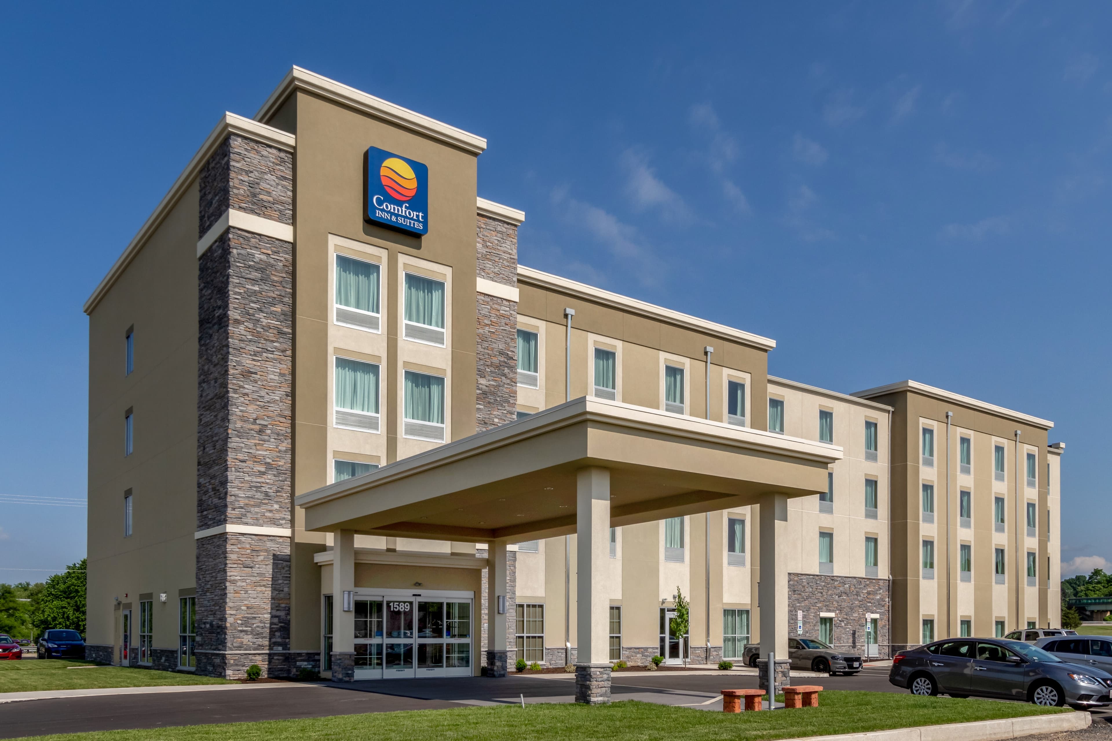 Comfort Inn & Suites - Harrisburg Airport - Hershey South - Image 1