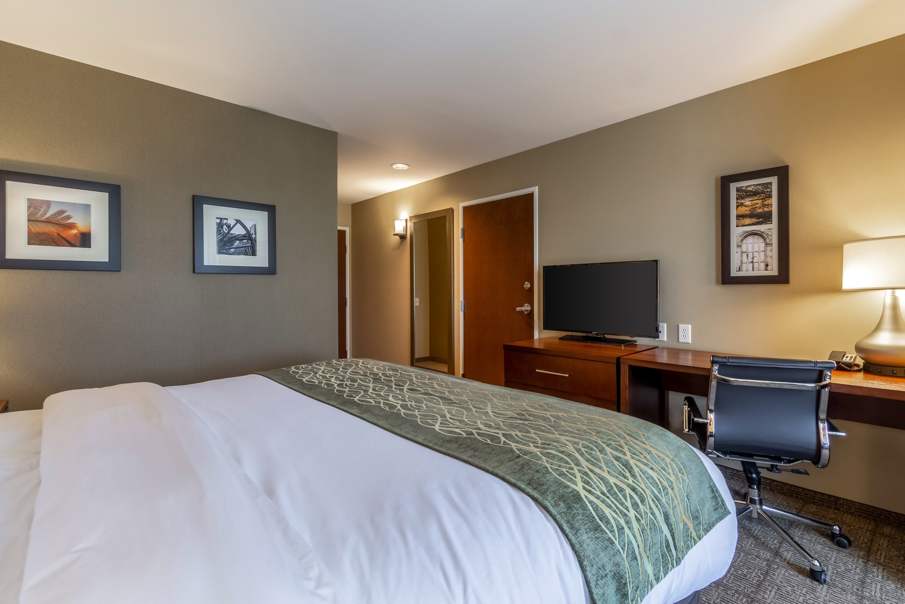 Comfort Inn & Suites - Harrisburg Airport - Hershey South - Image 5