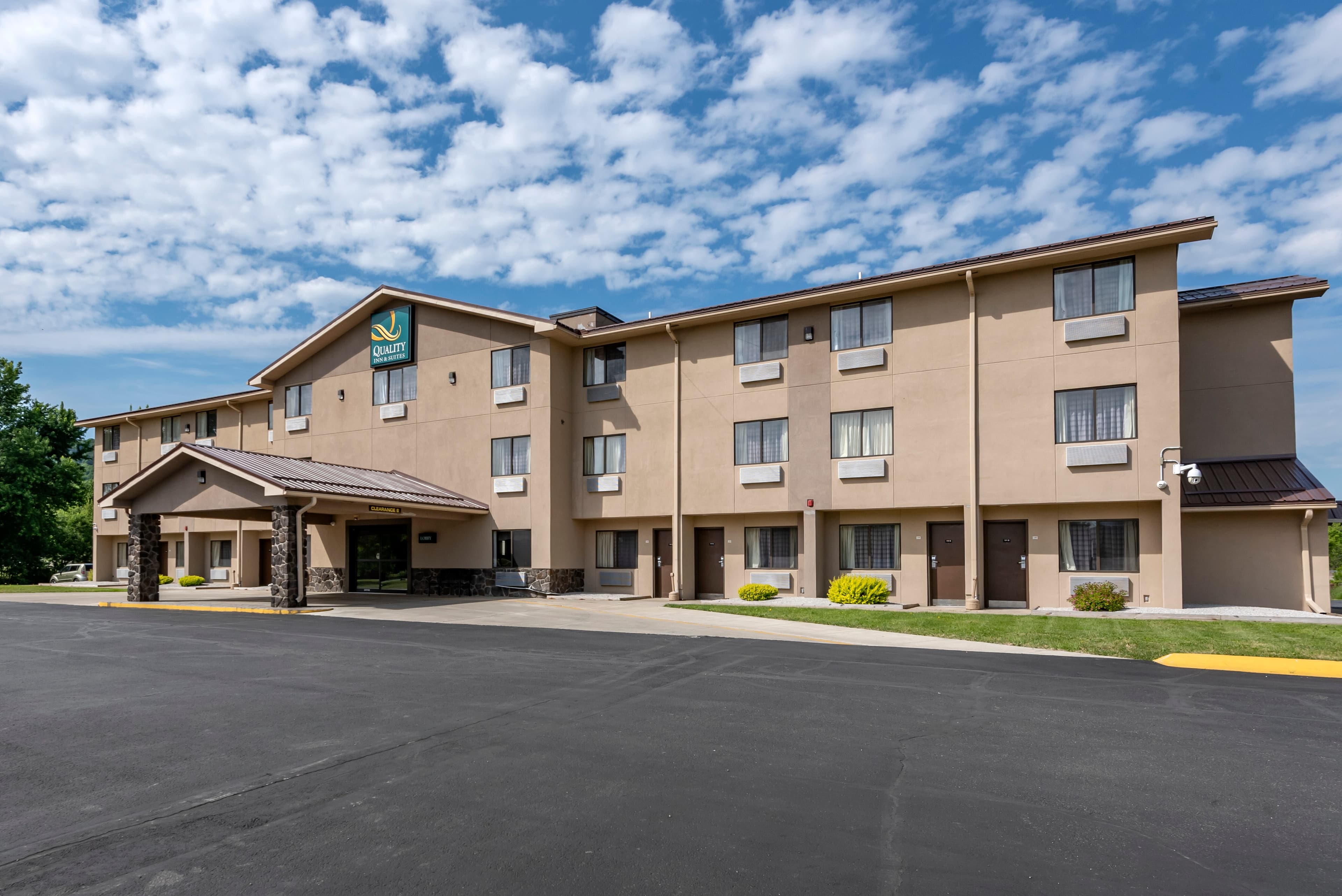 Quality Inn & Suites Warren - Image 1
