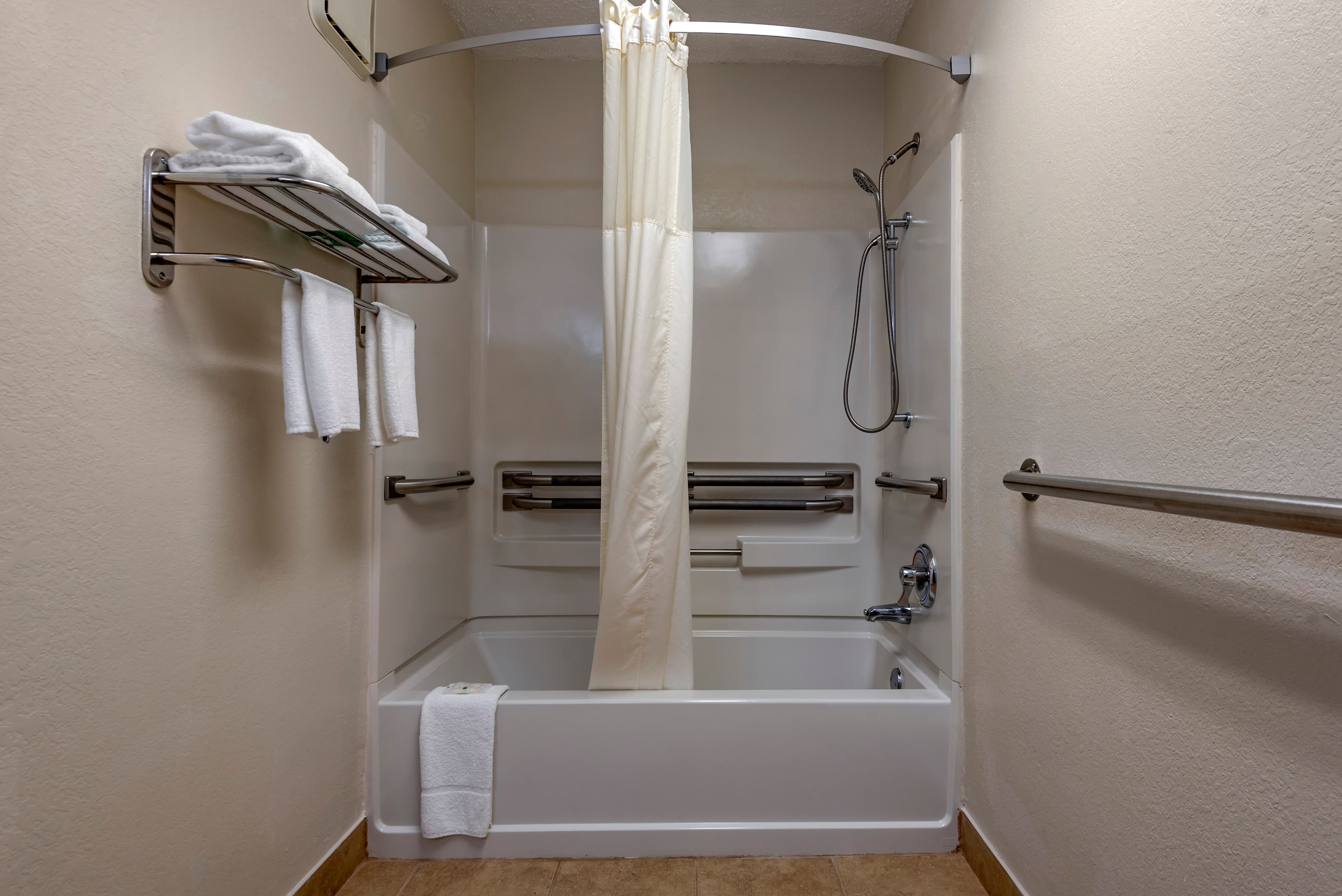 Quality Inn & Suites Warren - Image 5