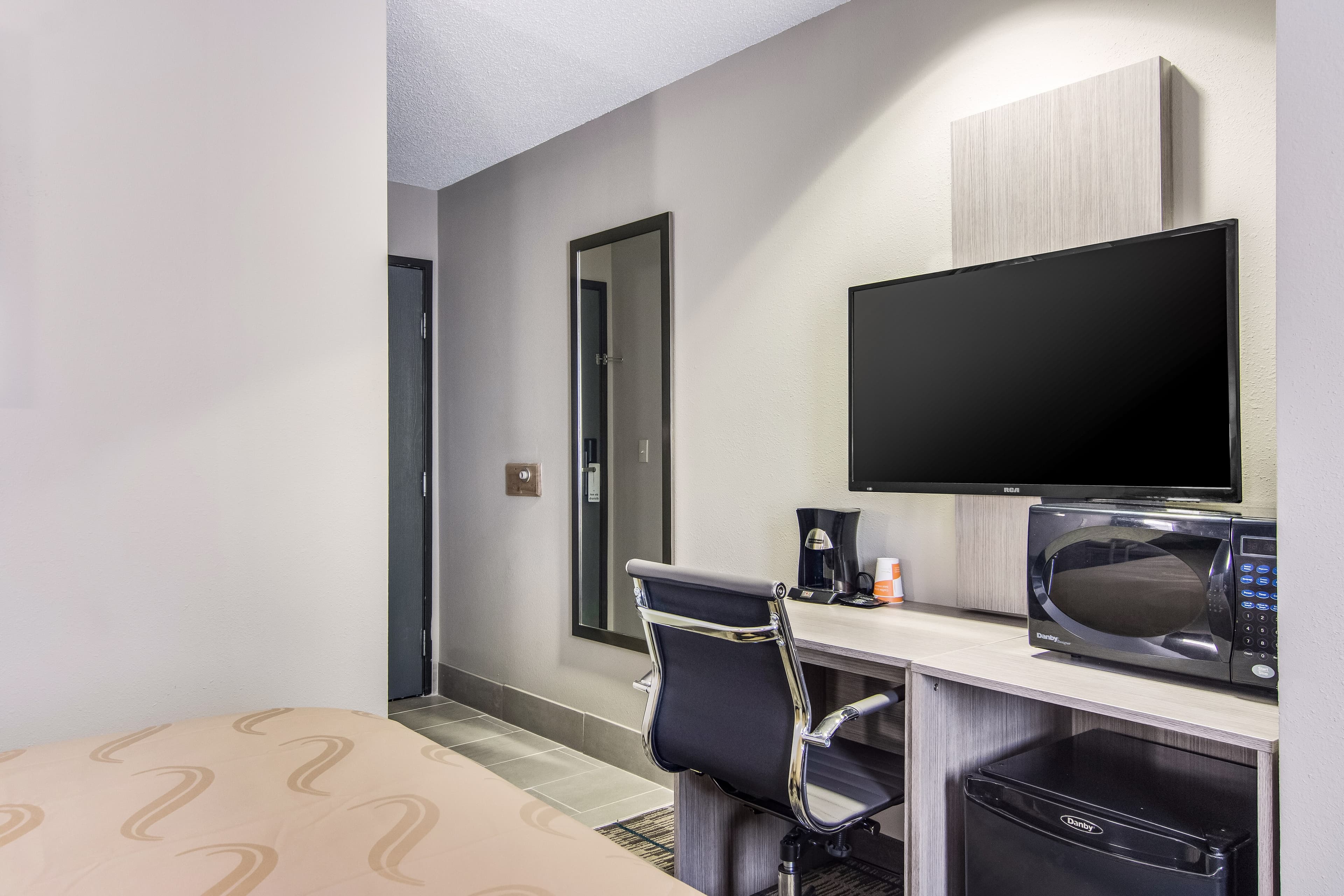 Quality Inn & Suites Grove City-Outlet Mall — 12