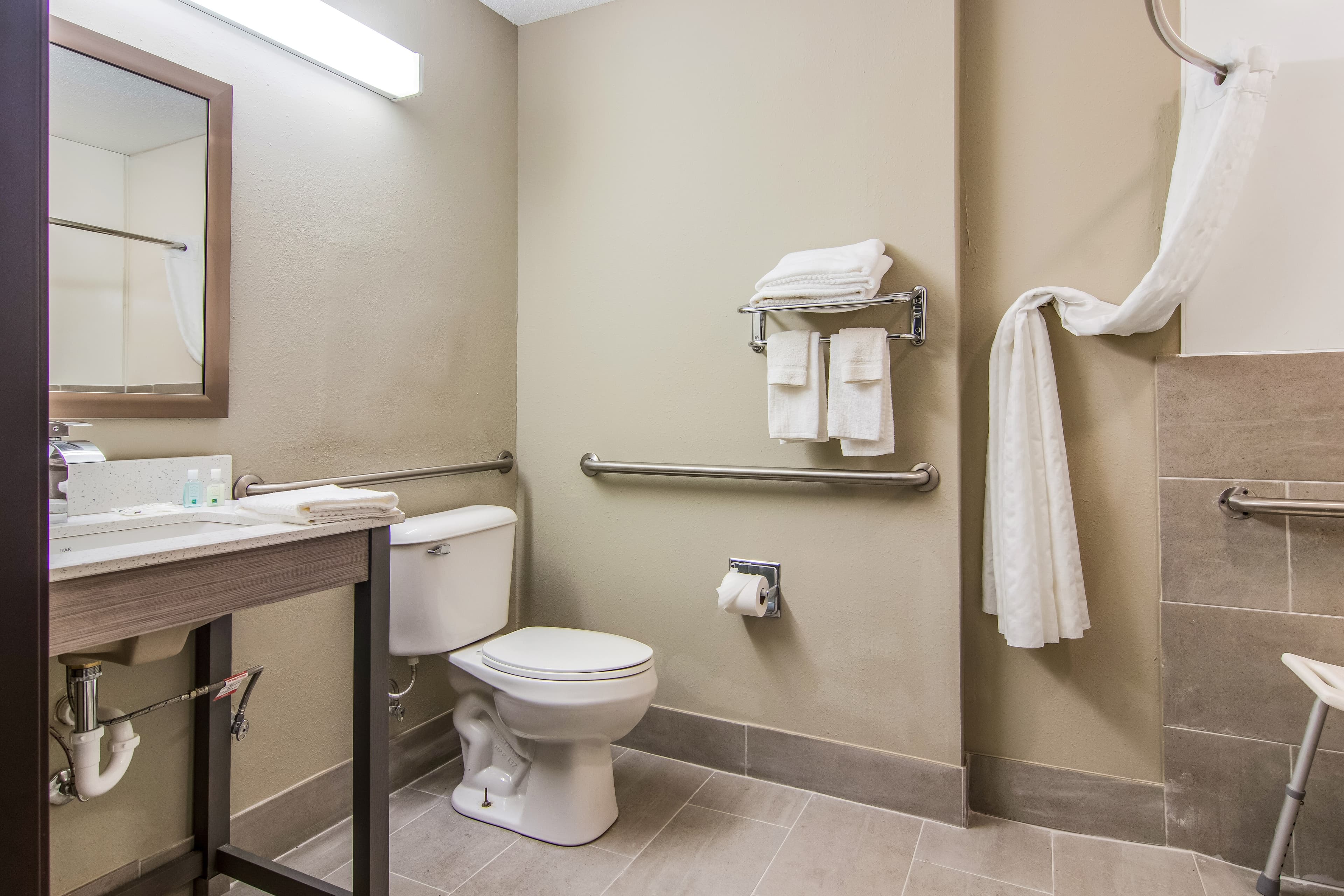 Quality Inn & Suites Grove City-Outlet Mall - Image 3
