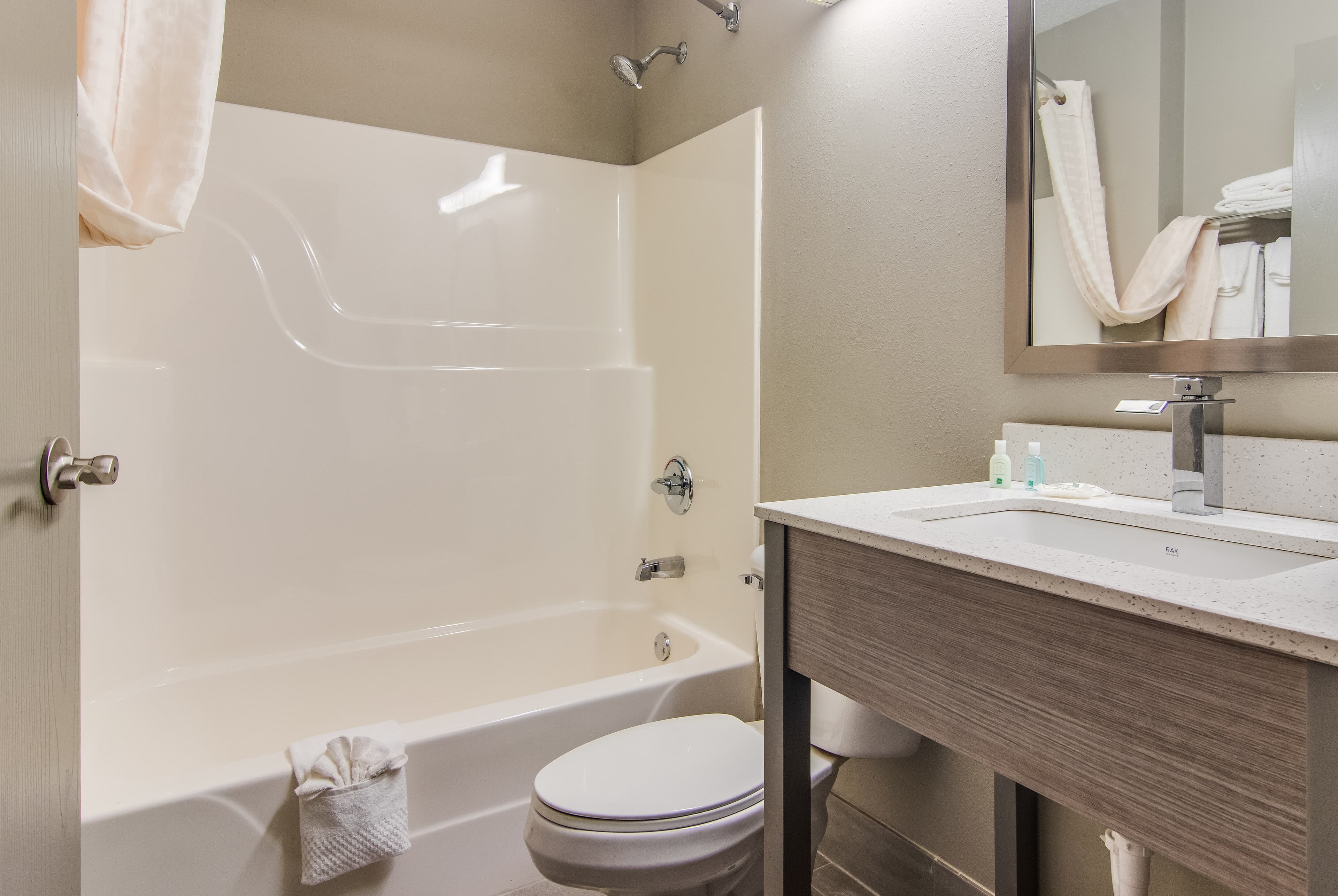 Quality Inn & Suites Grove City-Outlet Mall — 10