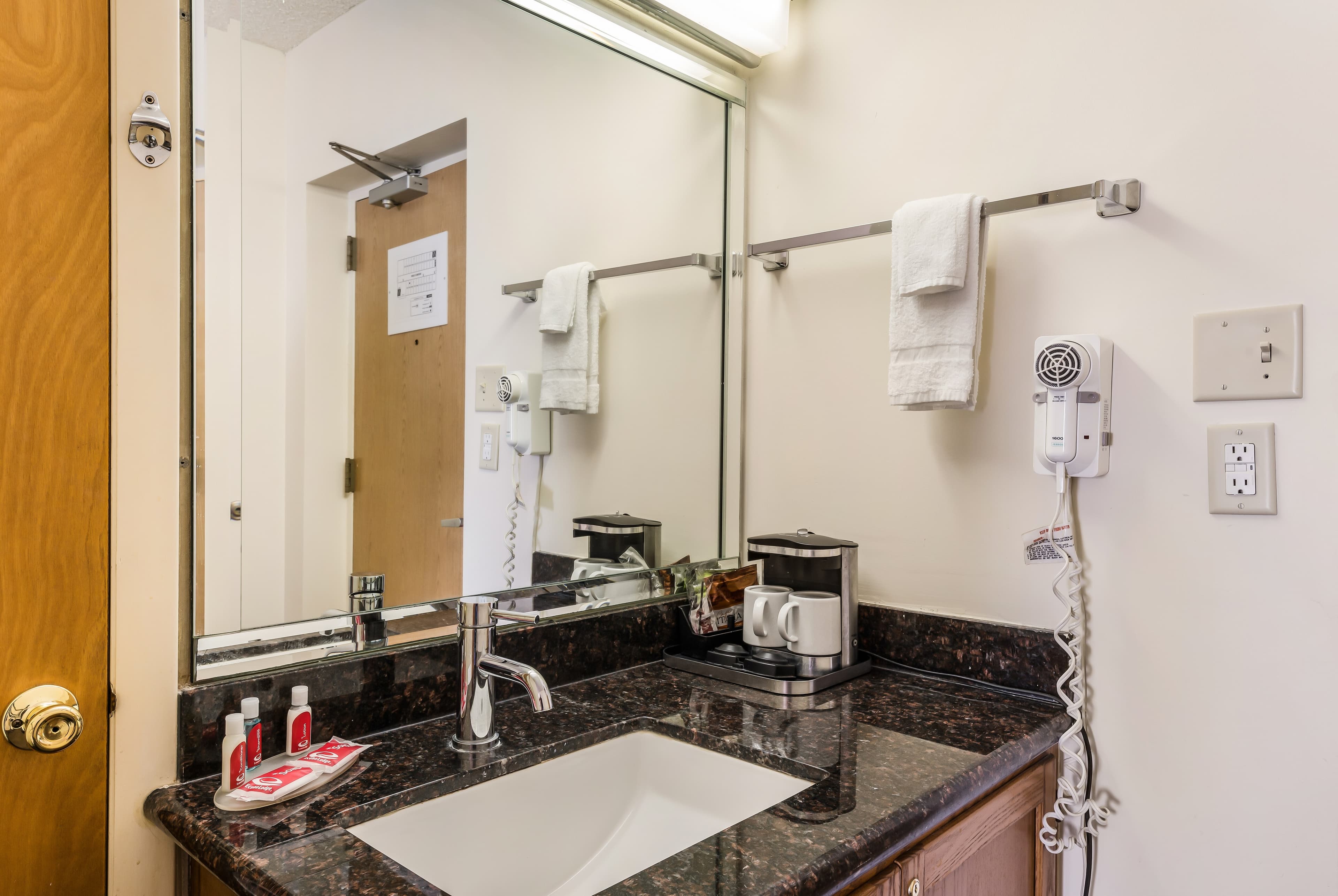 Econo Lodge Quakertown — 16