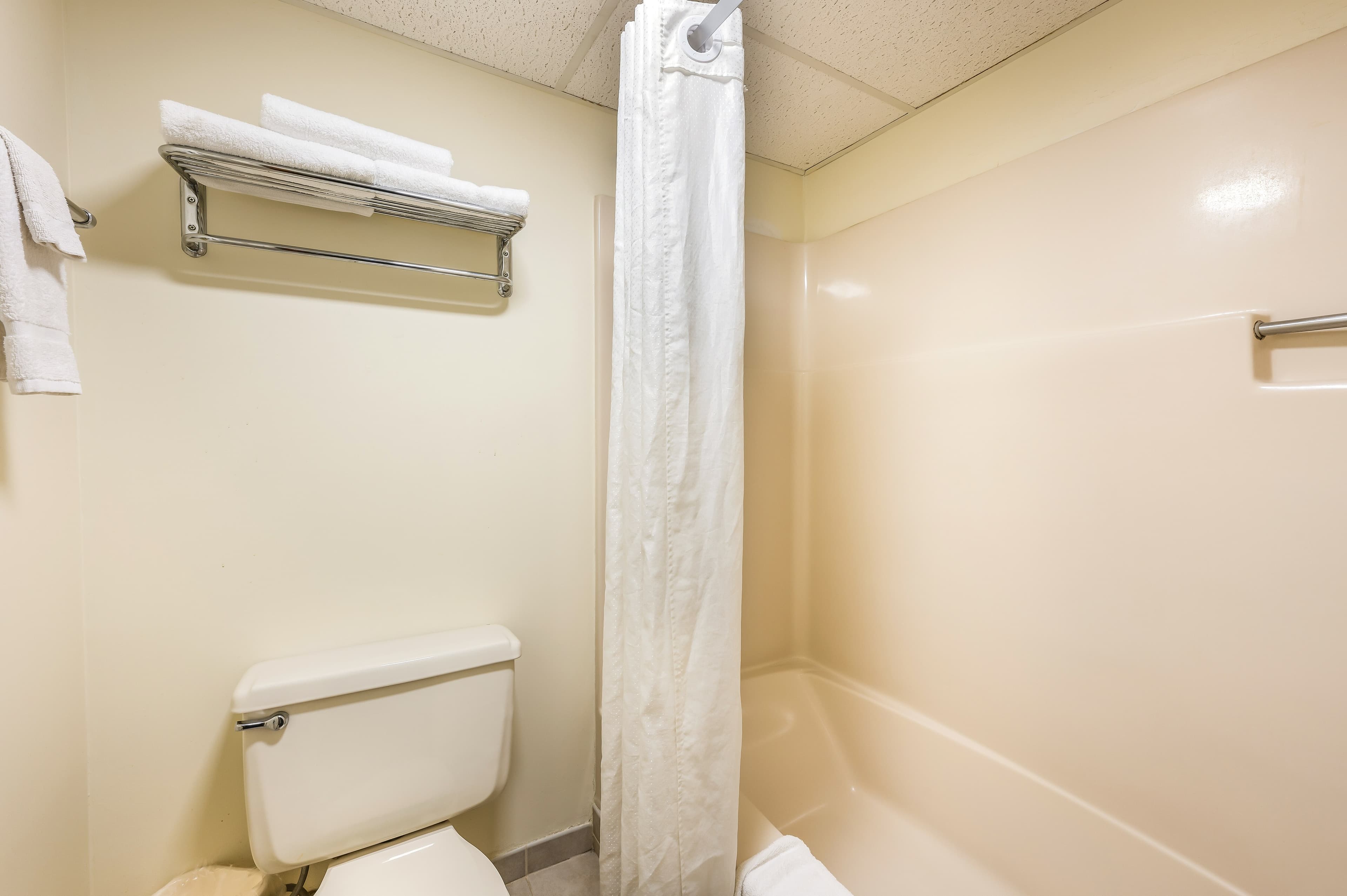 Econo Lodge Quakertown — 17