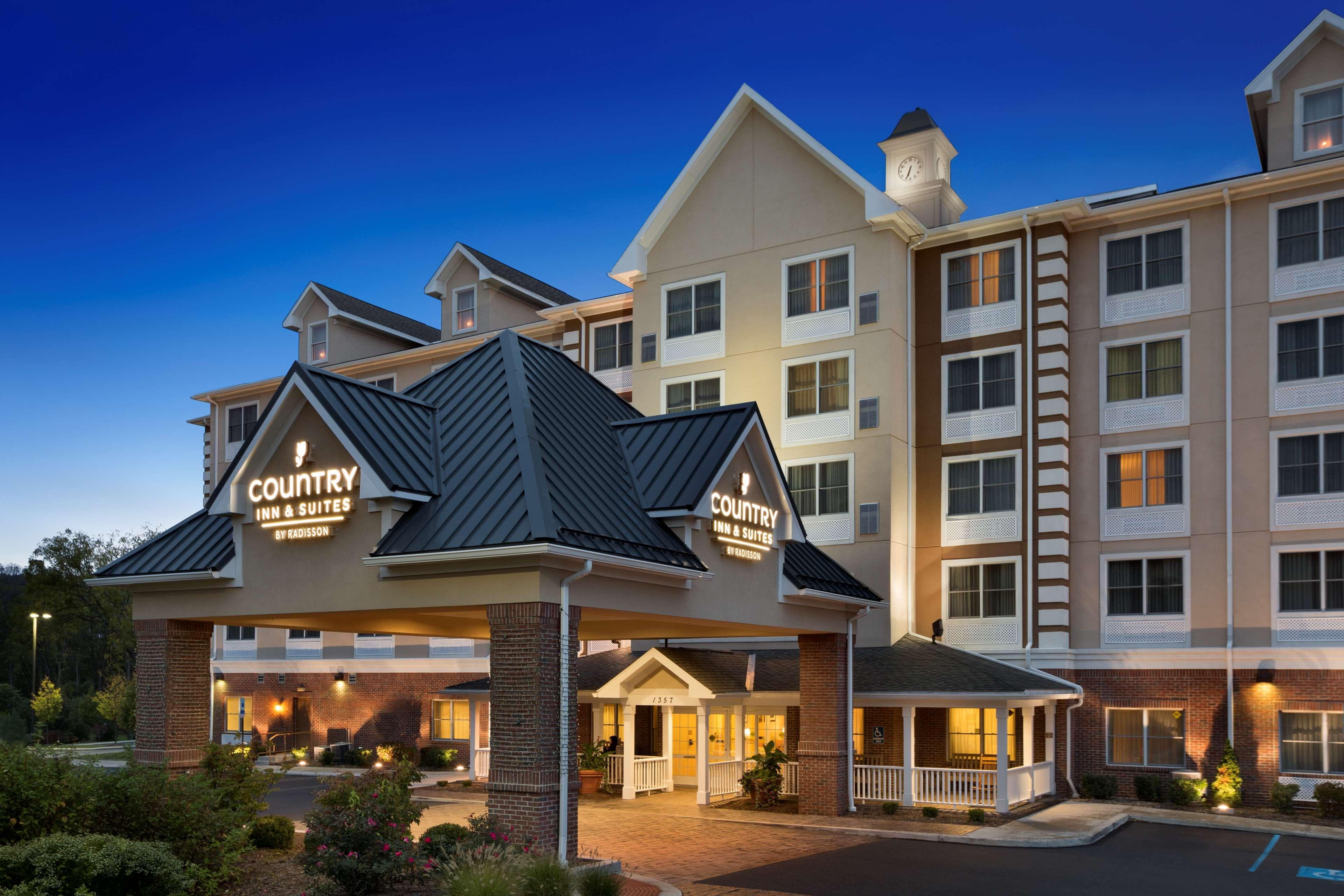 Country Inn & Suites by Radisson, State College (Penn State Area), PA - Image 1