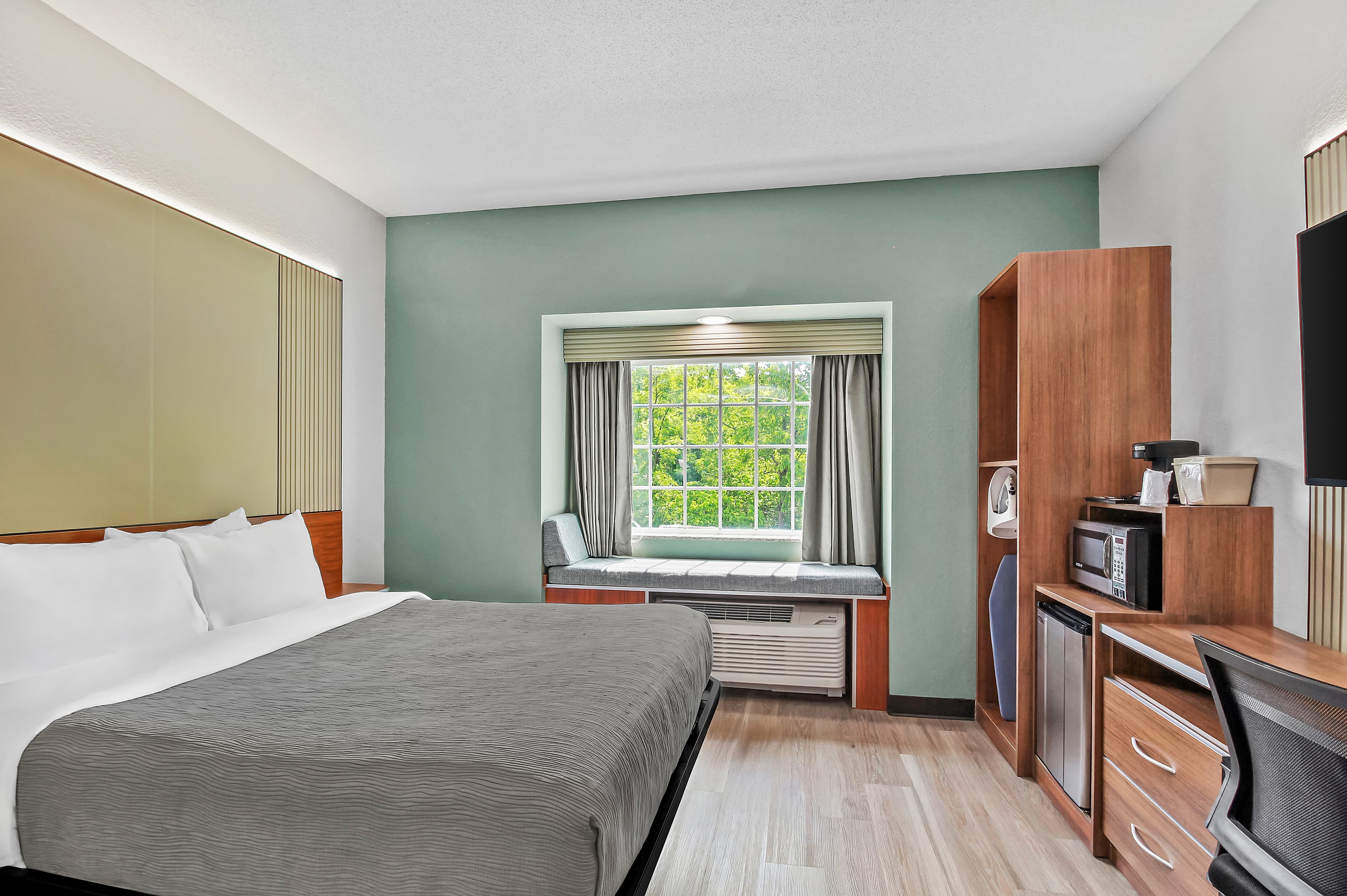 Quality Inn & Suites - Image 2