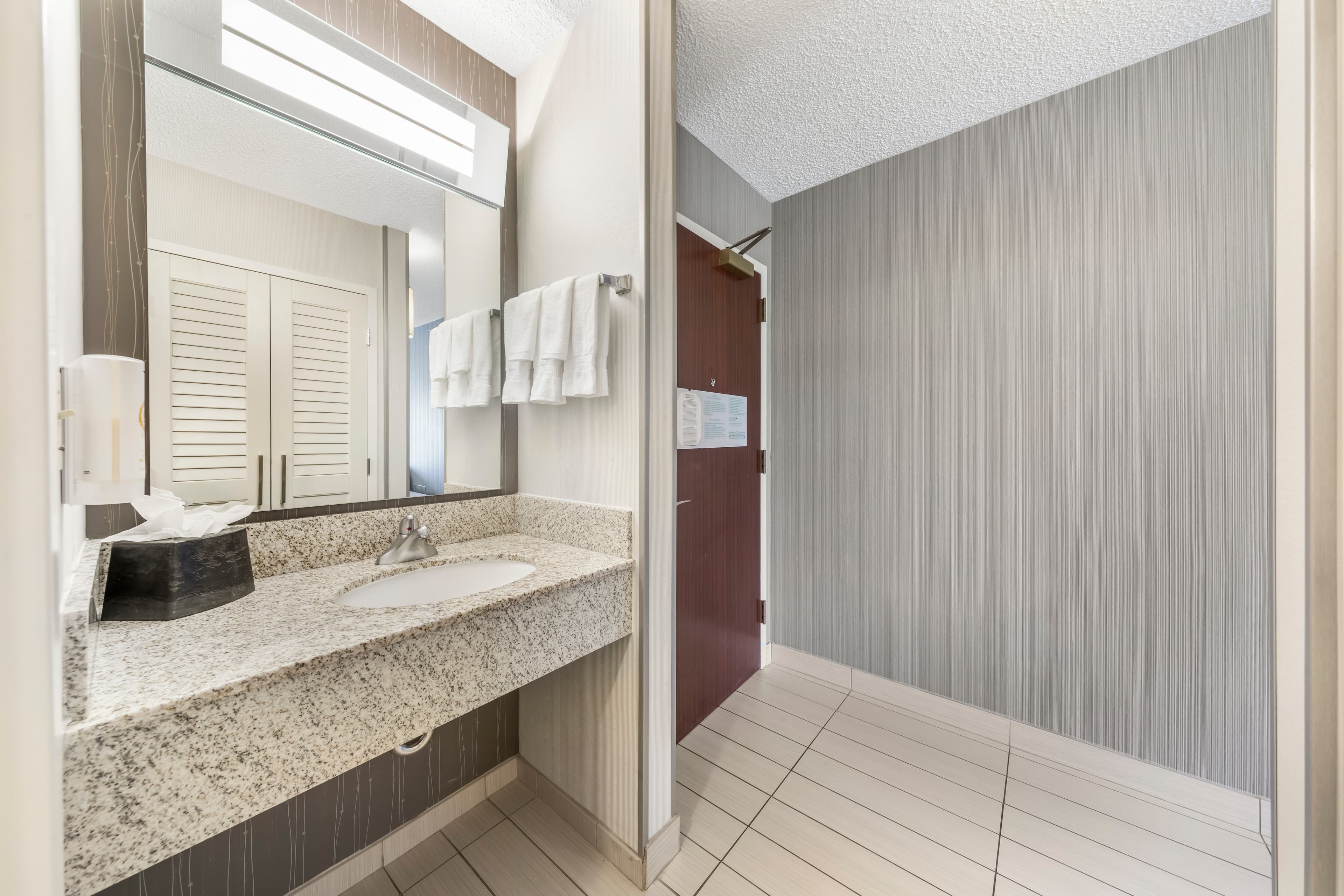 Comfort Inn & Suites Bethlehem Lehigh Valley Airport — 8