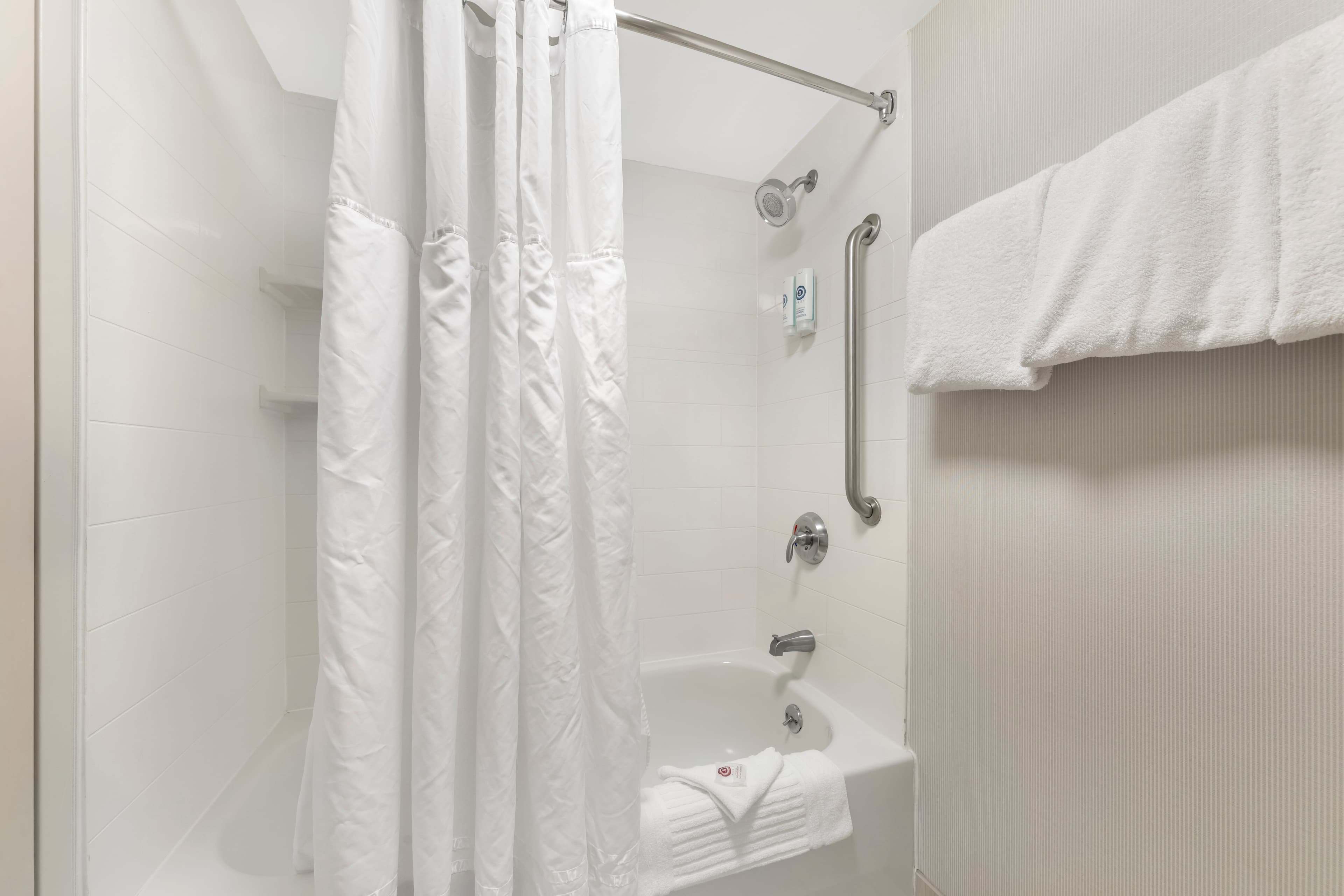 Comfort Inn & Suites Bethlehem Lehigh Valley Airport — 14