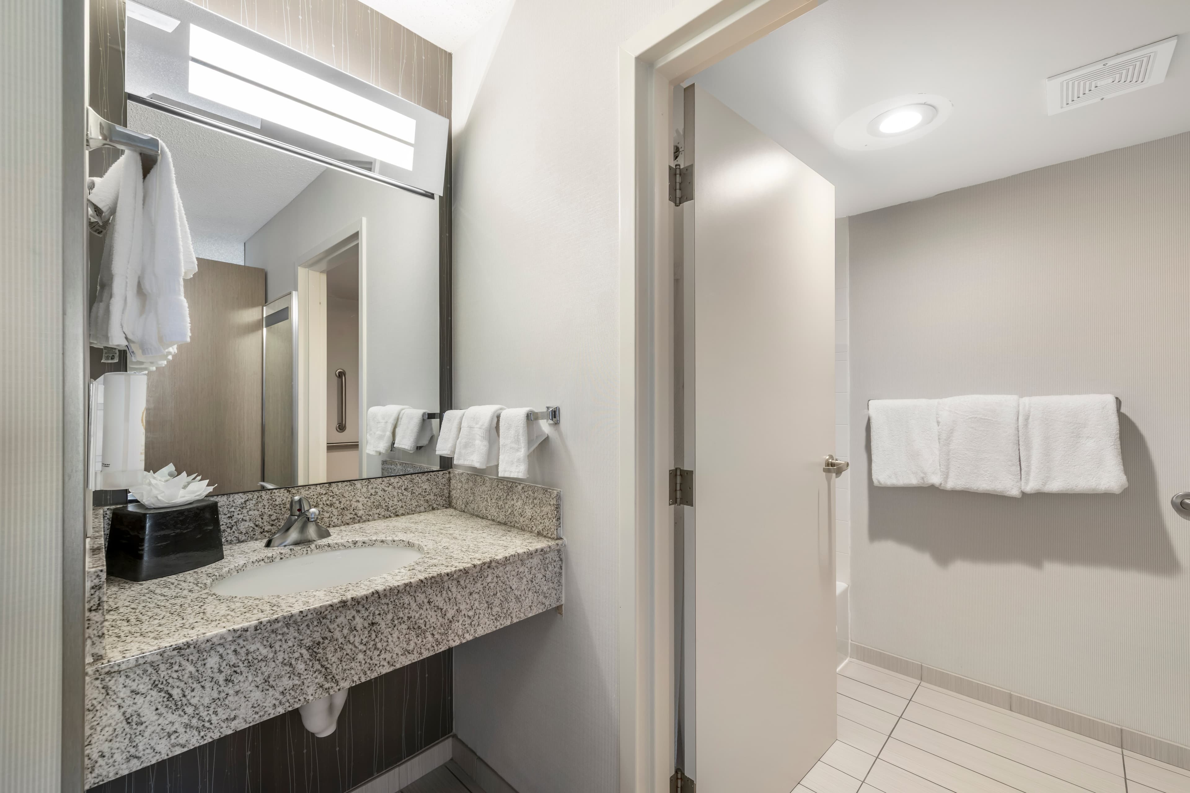 Comfort Inn & Suites Bethlehem Lehigh Valley Airport — 25