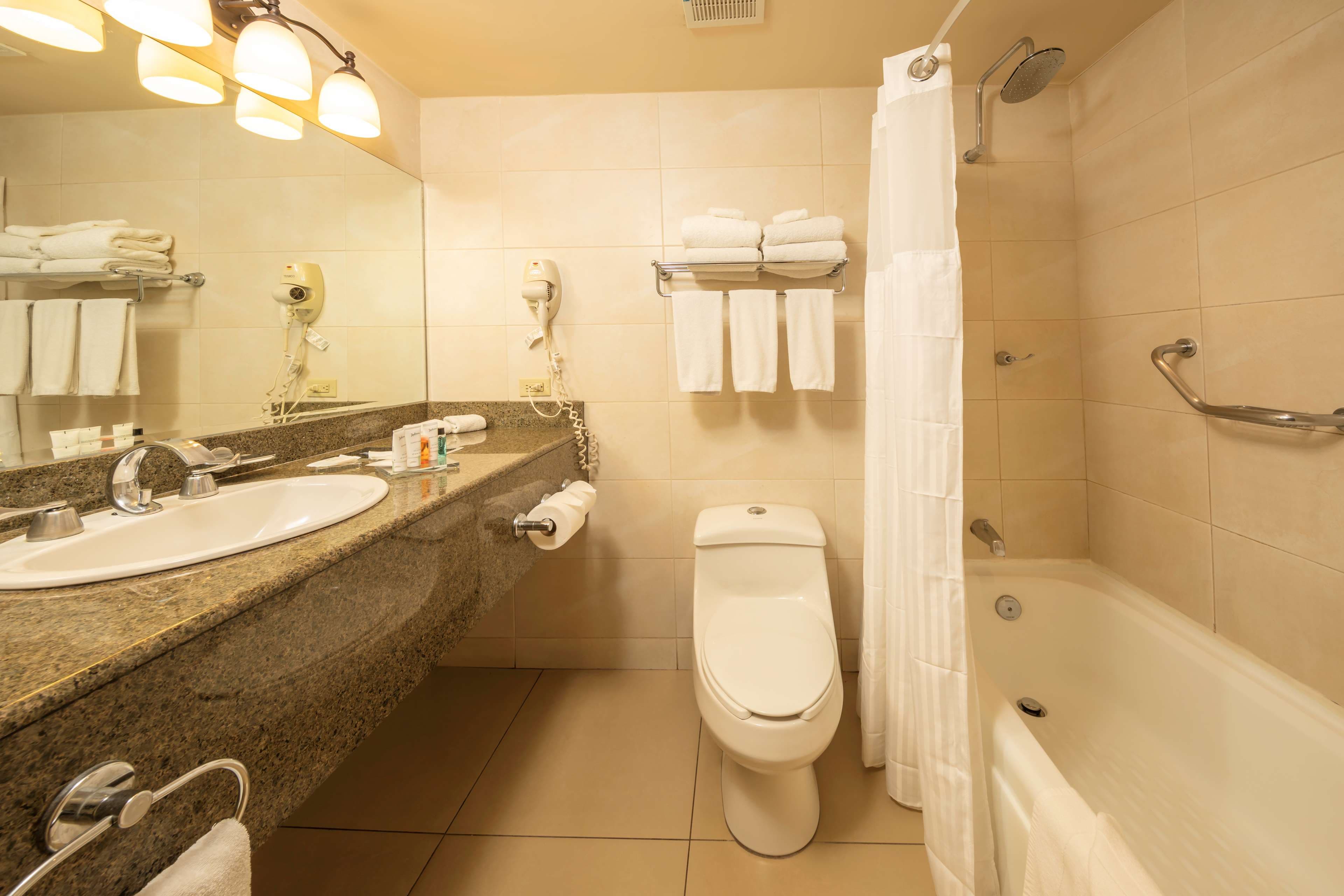 Radisson Hotel Panama Canal - Image 4