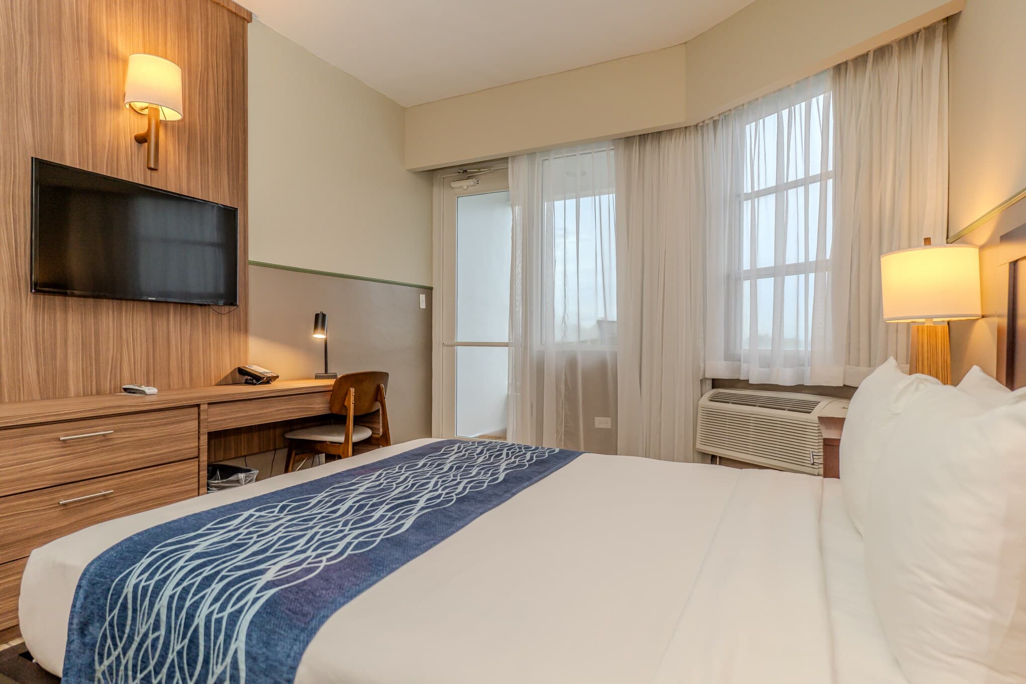 Comfort Inn & Suites - Image 3