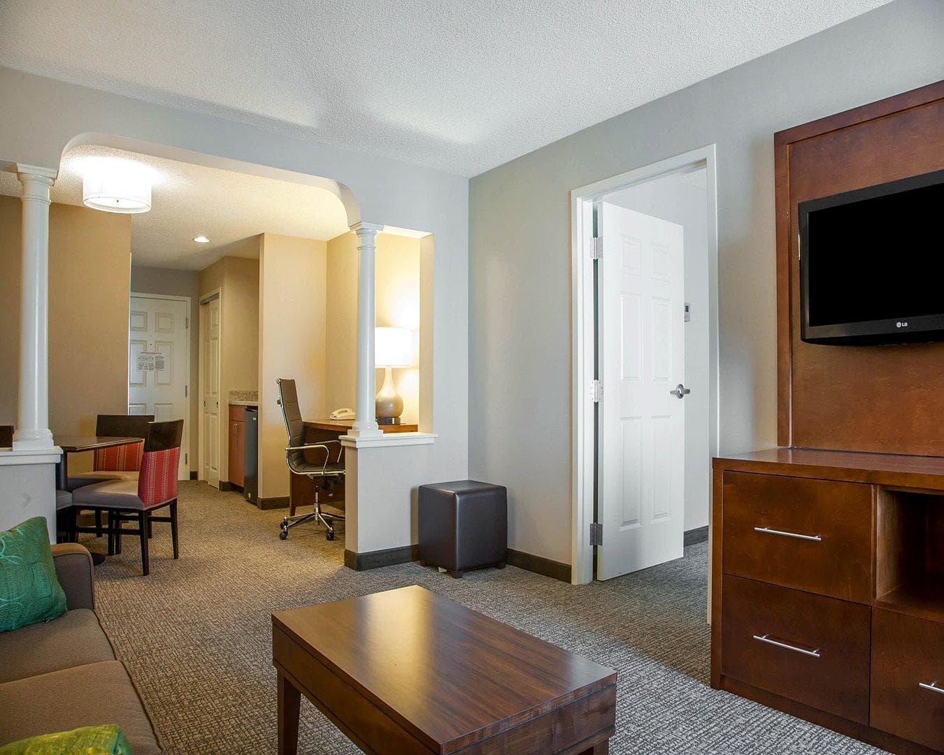 Comfort Suites West Warwick - Providence - Image 3