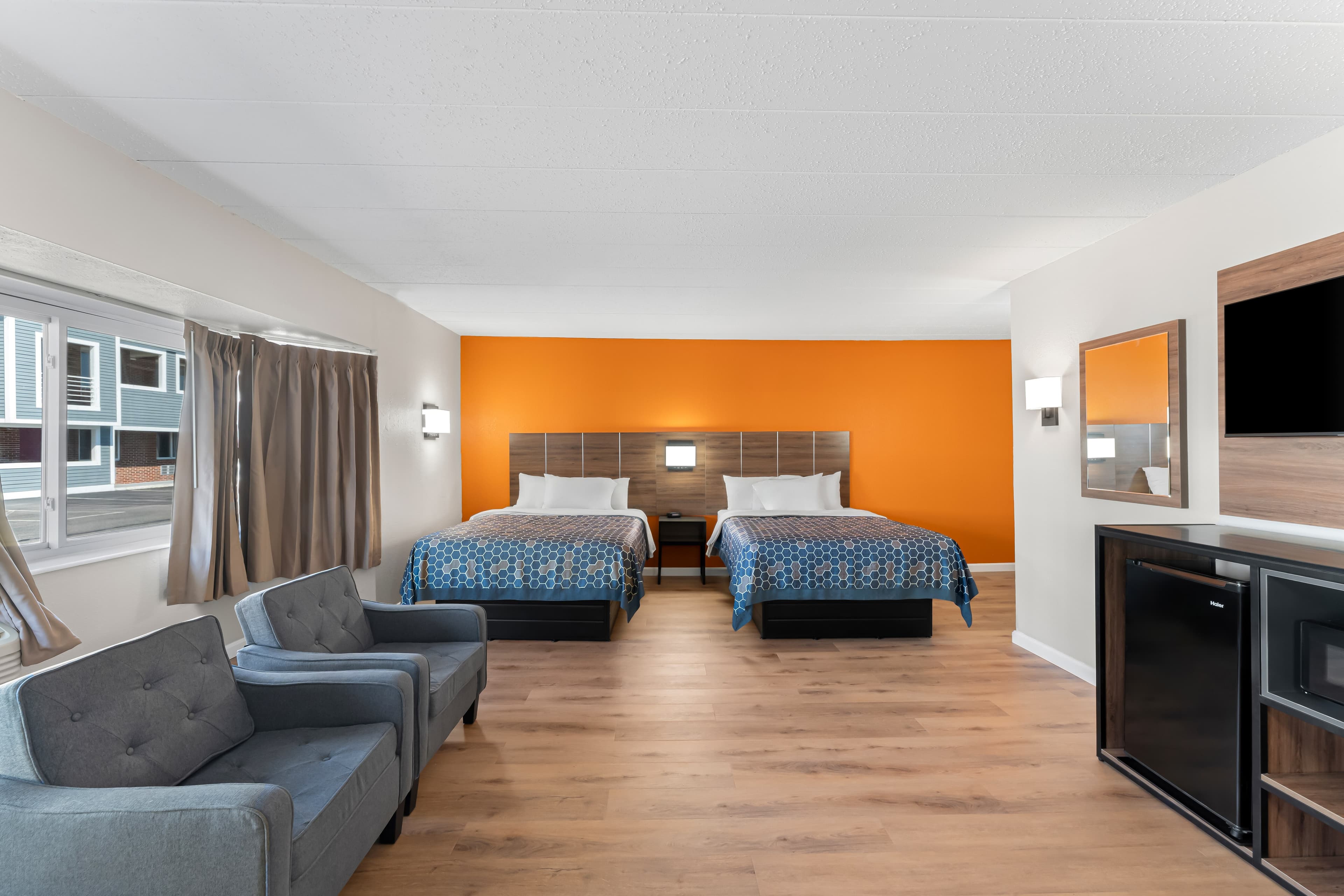Econo Lodge Cranston - Providence - Image 2