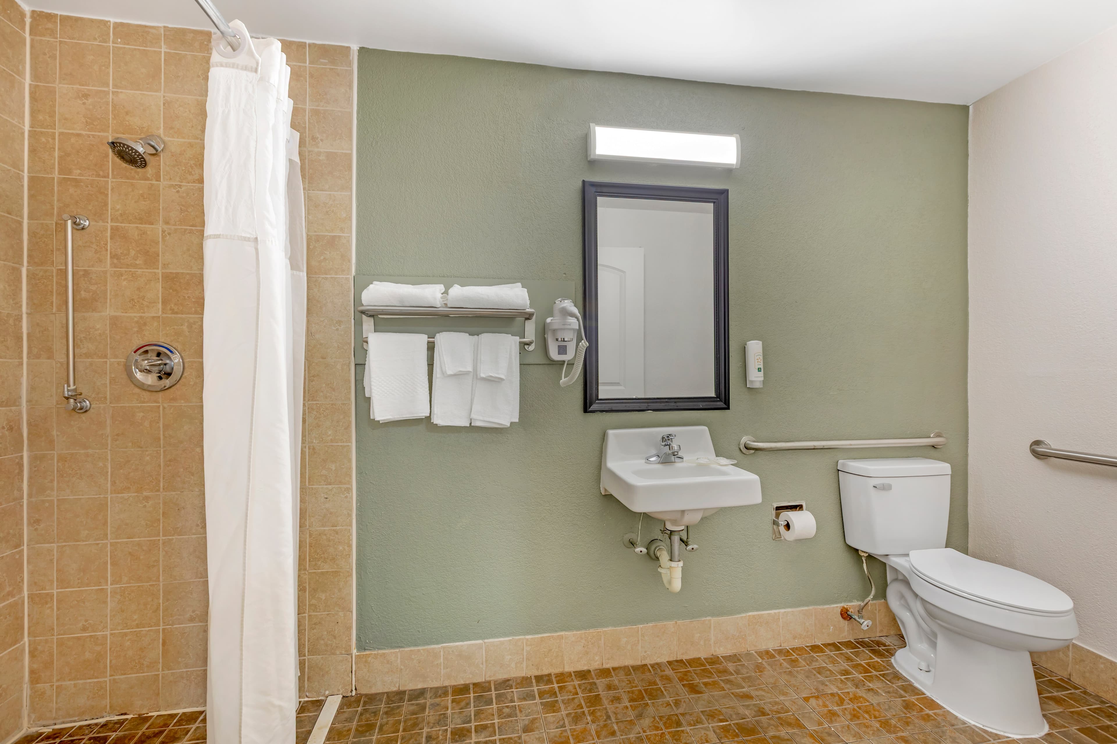 Quality Inn & Suites Orangeburg - Image 5