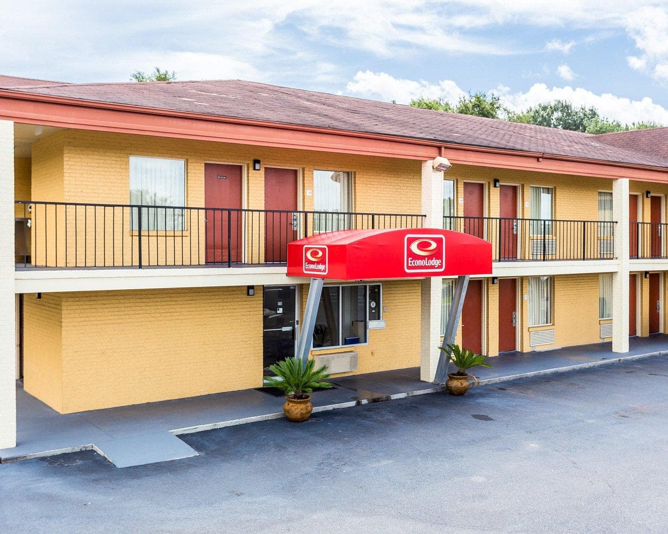 Econo Lodge Coliseum - Image 1